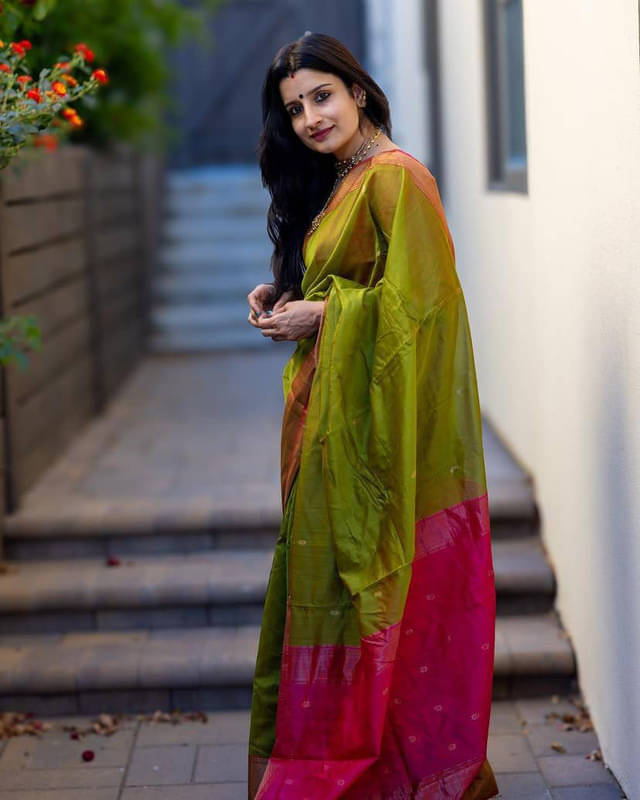     			Sitanjali Lifestyle Silk Blend Self Design Saree With Unstitched Blouse Piece ( Green )