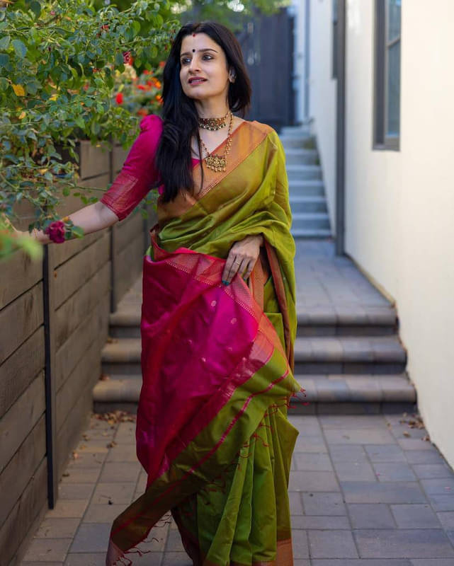     			Sitanjali Silk Blend Woven Saree With Unstitched Blouse Piece ( Green )
