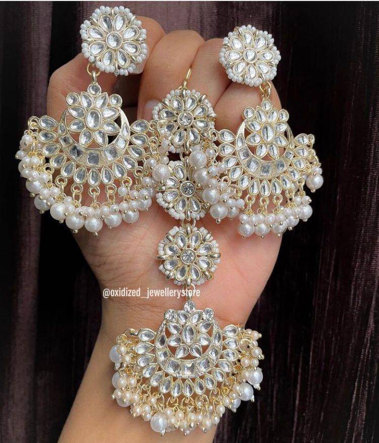     			Padmavati Bangles White Chandbalis Earrings ( Pack of 1 )