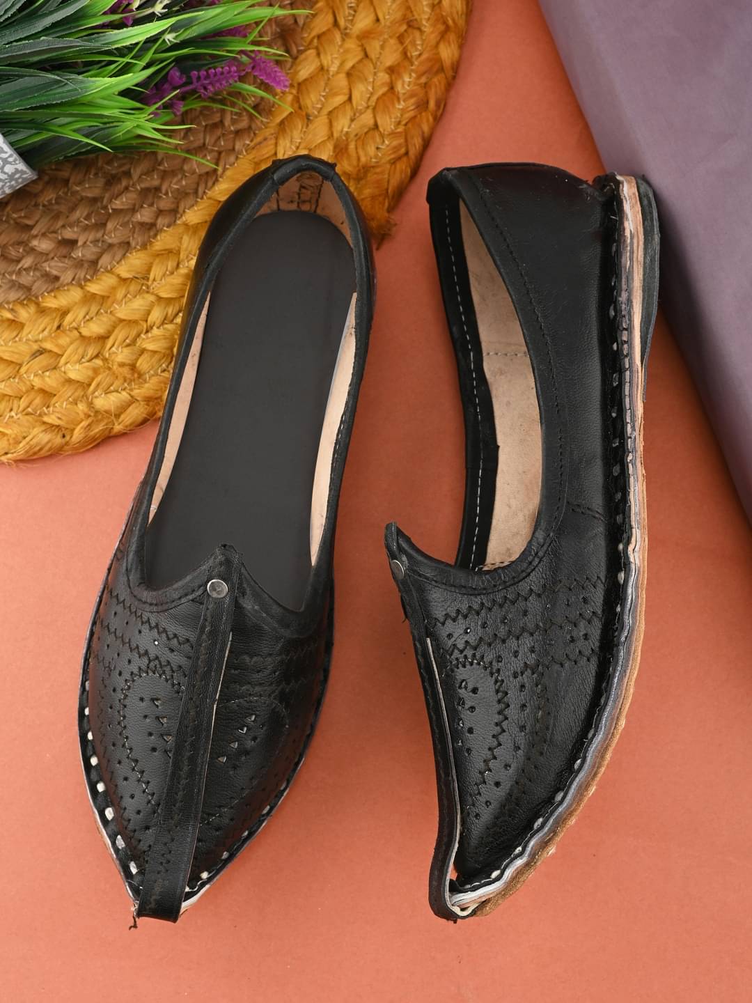     			Apratim Black Men's Mojaris