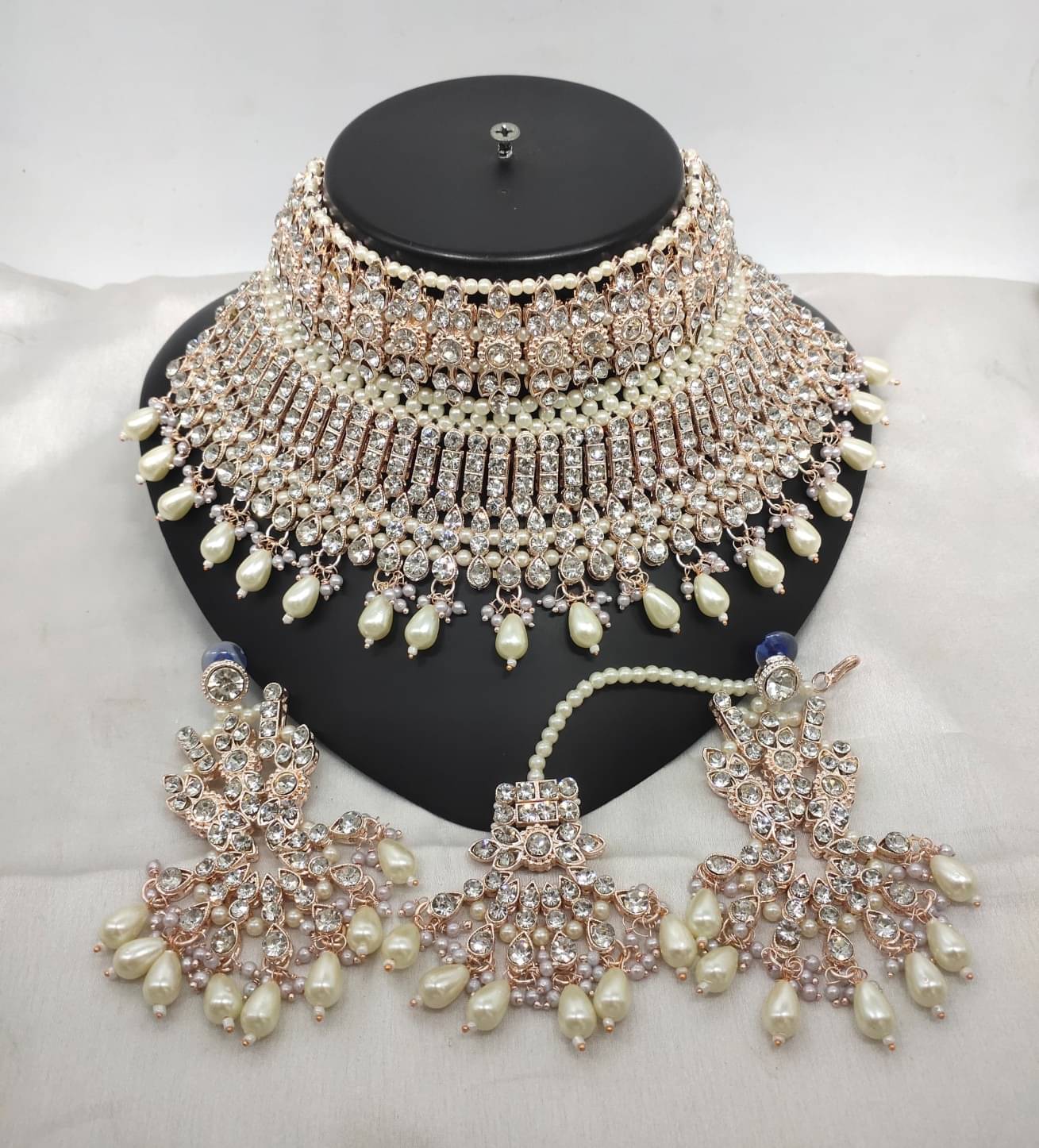     			Padmavati Bangles White Alloy Necklace Set ( Pack of 1 )