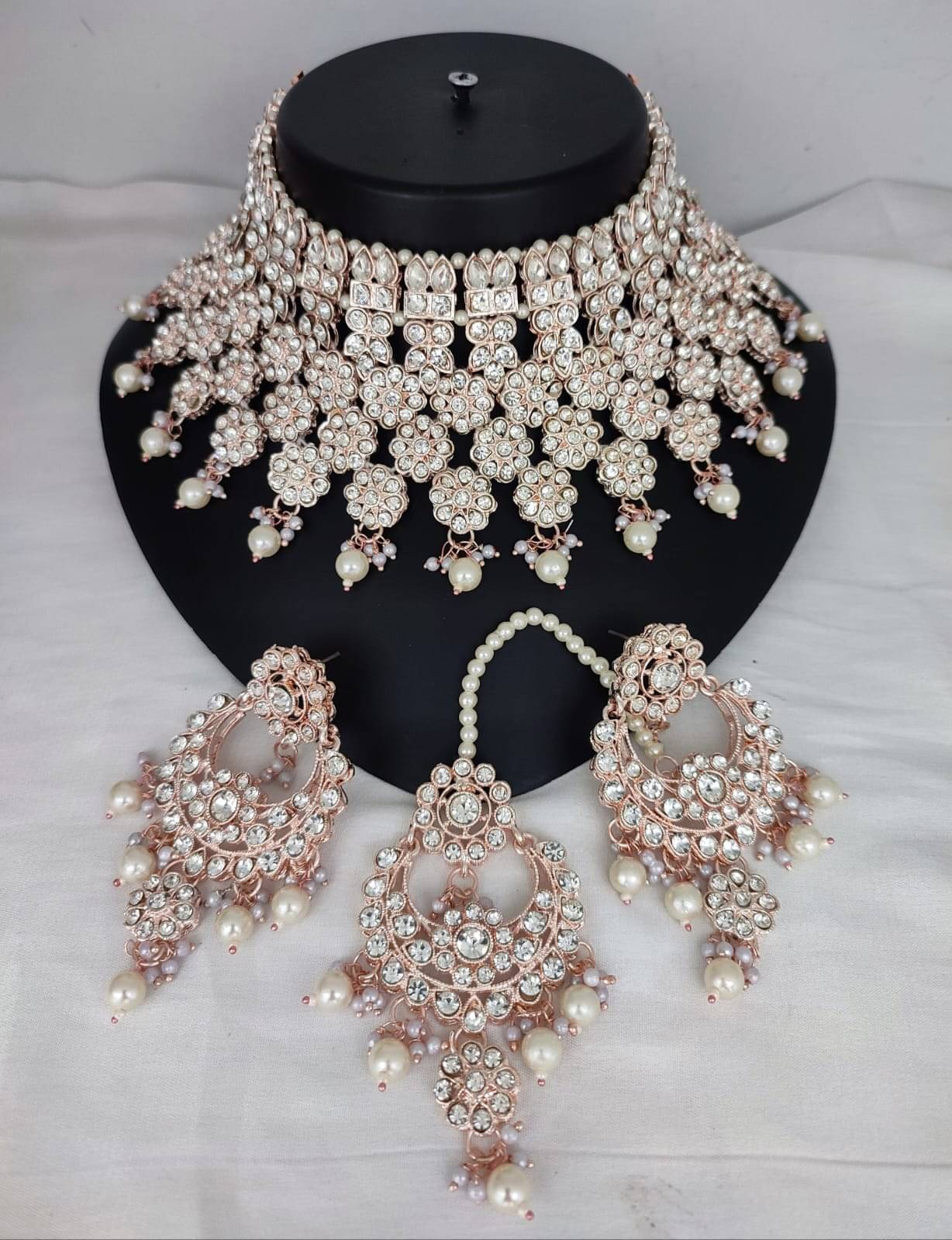     			Padmavati Bangles White Alloy Necklace Set ( Pack of 1 )