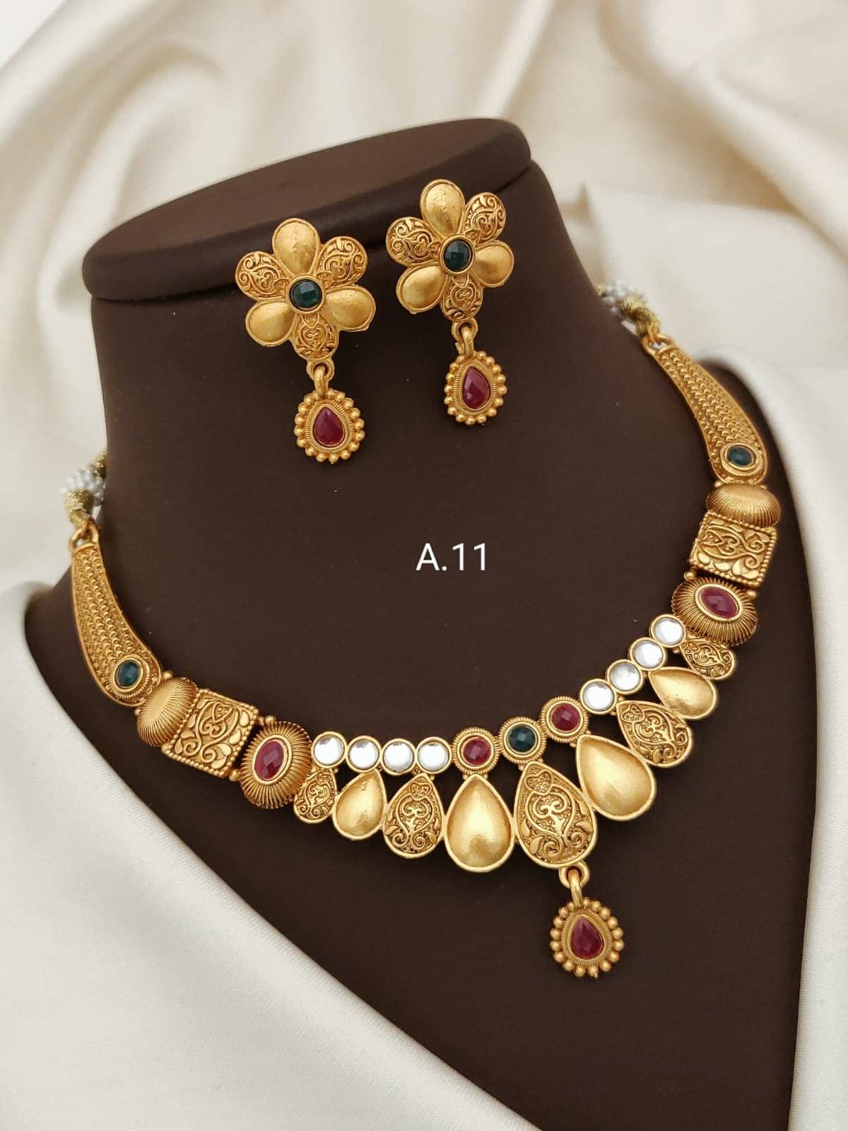     			Shivay Fashion Golden Alloy Necklace Set ( Pack of 1 )
