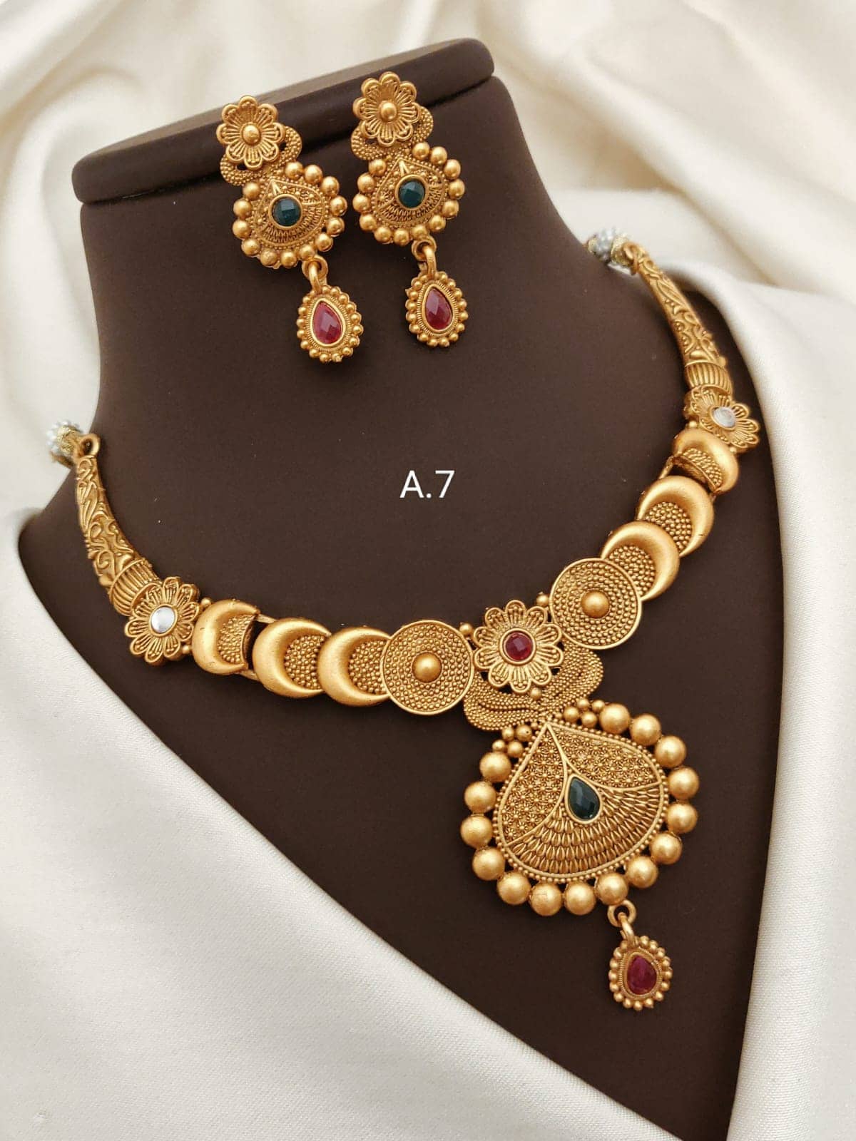 Shivay Fashion Golden Alloy Necklace Set ( Pack of 1 )