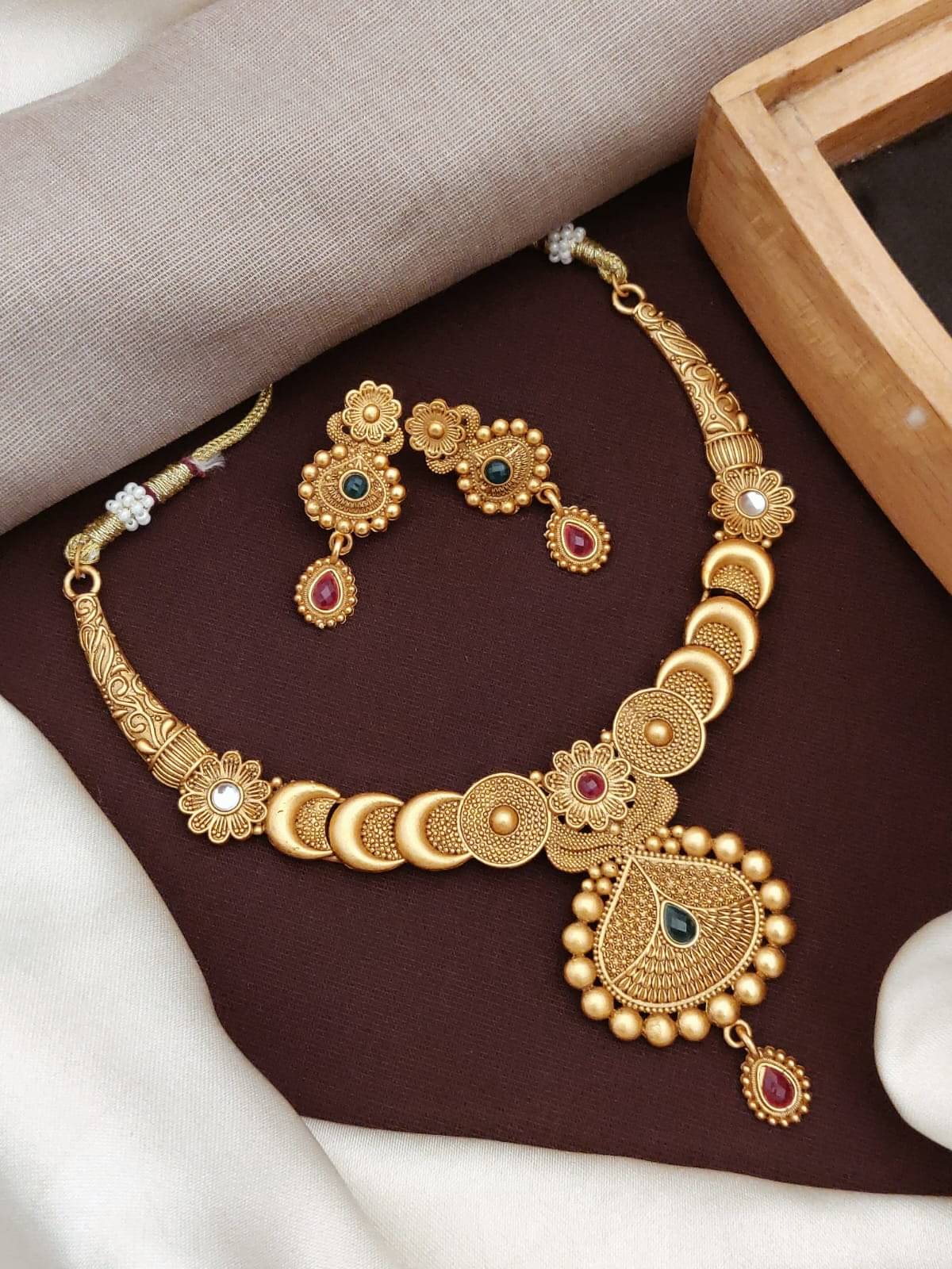     			Shivay Fashion Golden Alloy Necklace Set ( Pack of 1 )