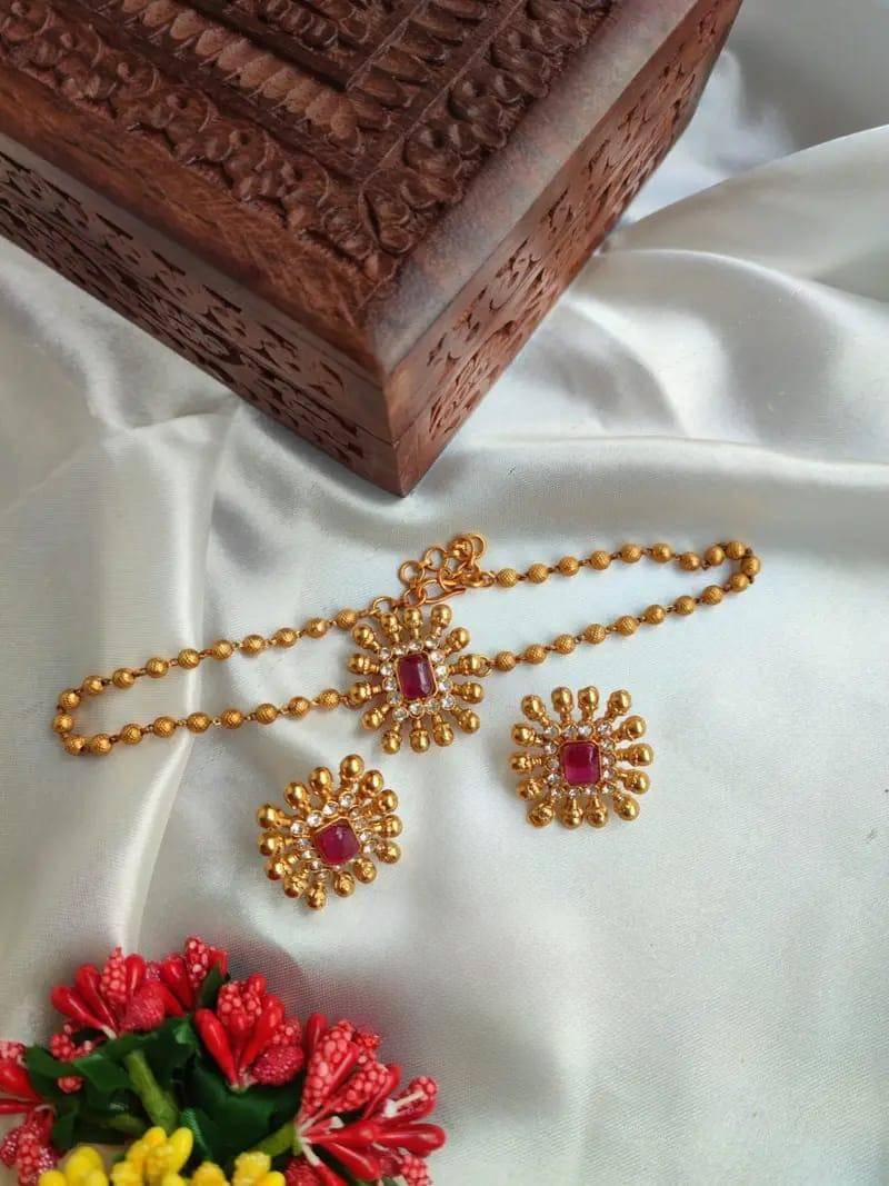     			Padmavati Bangles Red Alloy Necklace Set ( Pack of 1 )