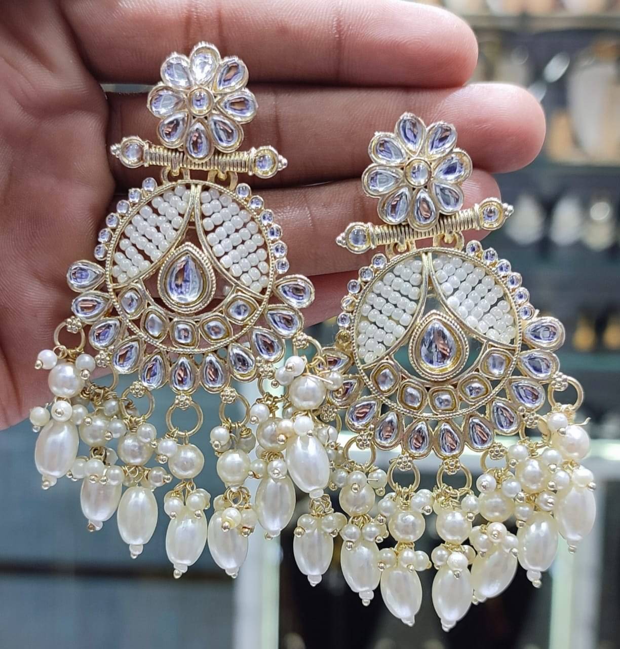     			Padmavati Bangles White Chandelier Earrings ( Pack of 1 )