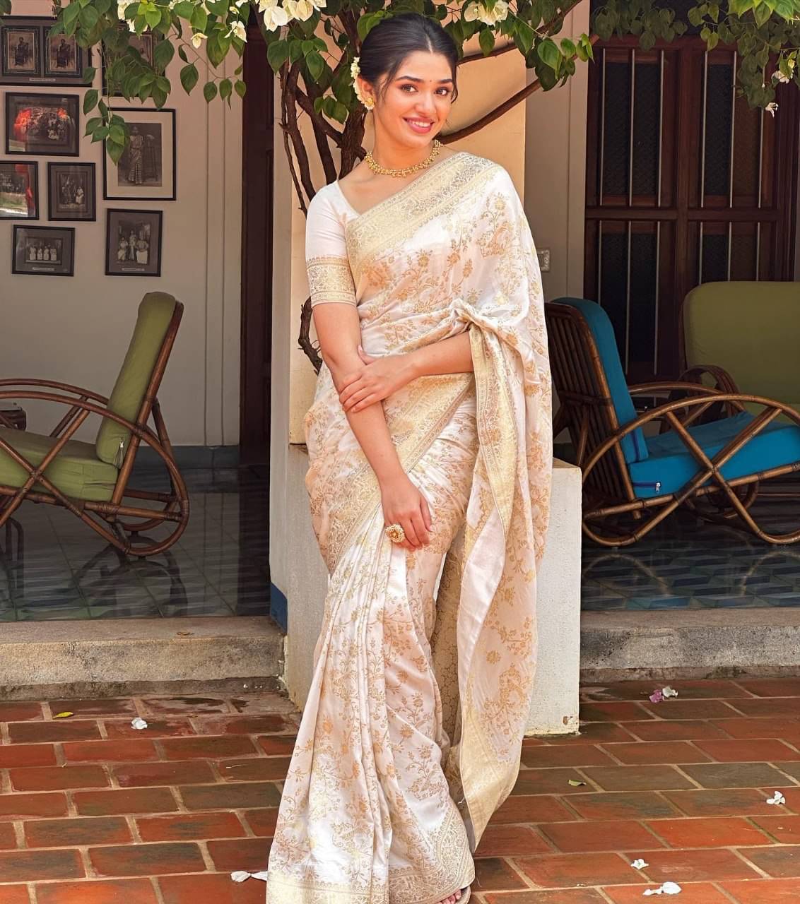 Aika Banarasi Silk Self Design Saree With Unstitched Blouse Piece ( Off White ) Aika Banarasi Silk Self Design Saree With Unstitched Blouse Piece ( Off White )