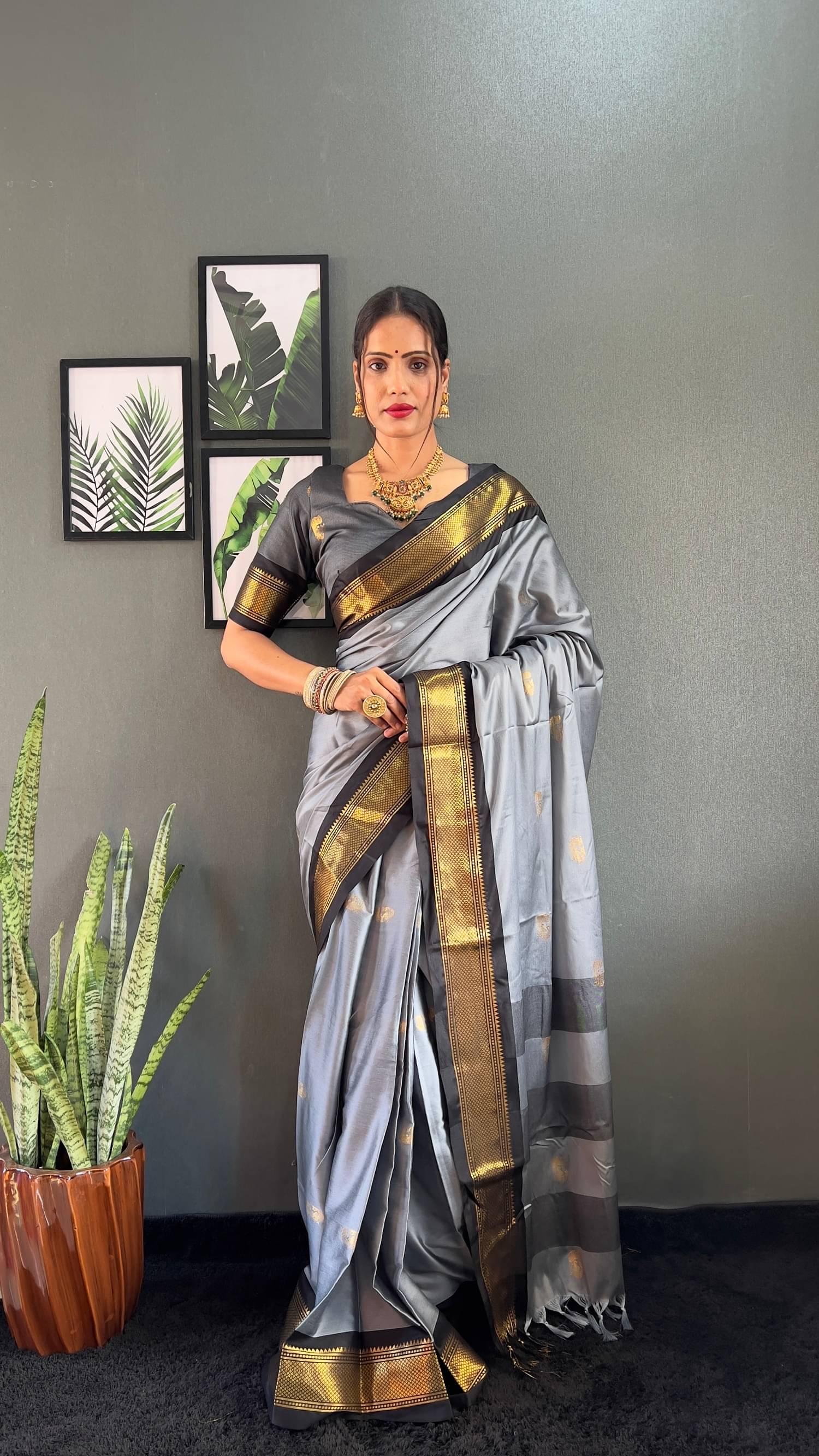     			Apnisha Cotton Silk Woven Saree With Unstitched Blouse Piece ( Grey )