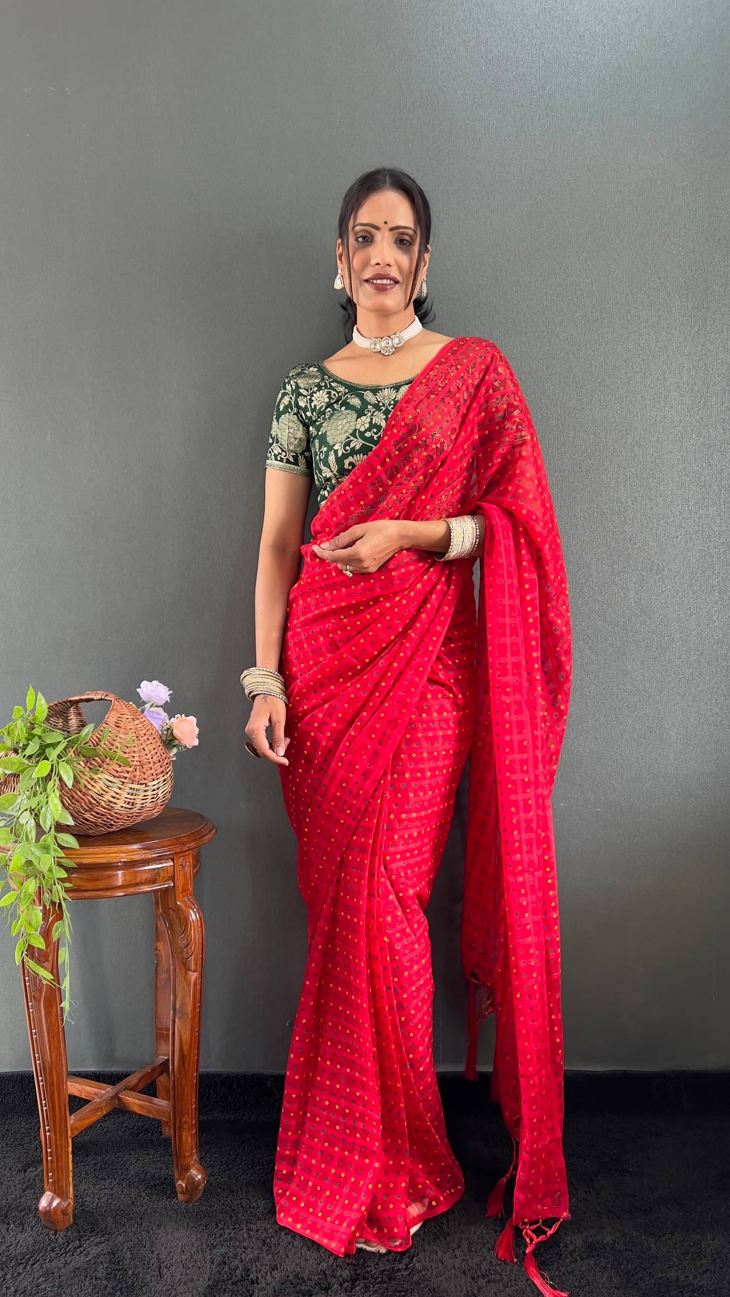 JULEE Chiffon Checks Saree With Unstitched Blouse Piece ( Red ) JULEE Chiffon Checks Saree With Unstitched Blouse Piece ( Red )