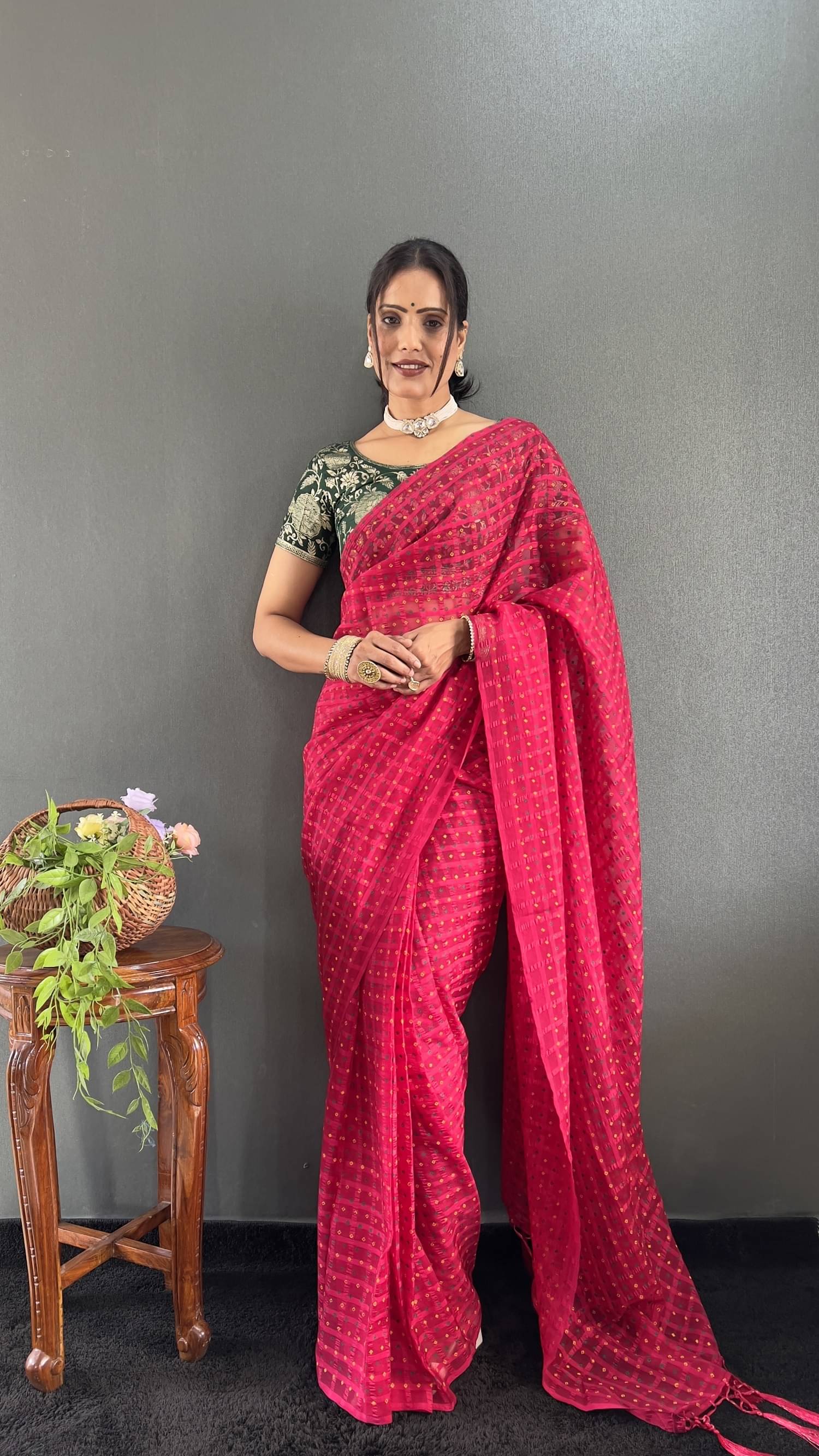 JULEE Chiffon Checks Saree With Unstitched Blouse Piece ( Pink ) JULEE Chiffon Checks Saree With Unstitched Blouse Piece ( Pink )