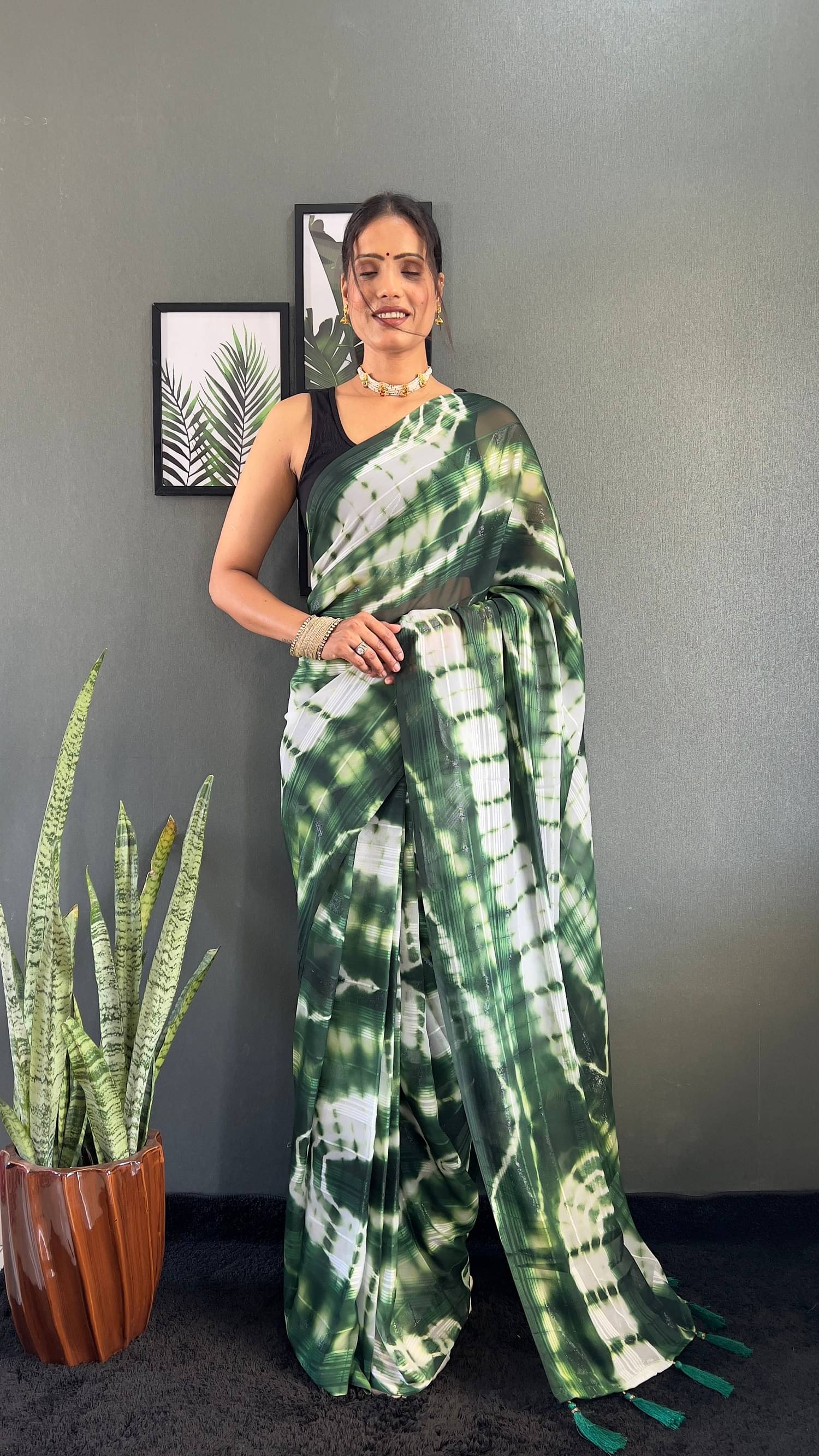 JULEE Chiffon Dyed Saree With Unstitched Blouse Piece ( Green ) JULEE Chiffon Dyed Saree With Unstitched Blouse Piece ( Green )