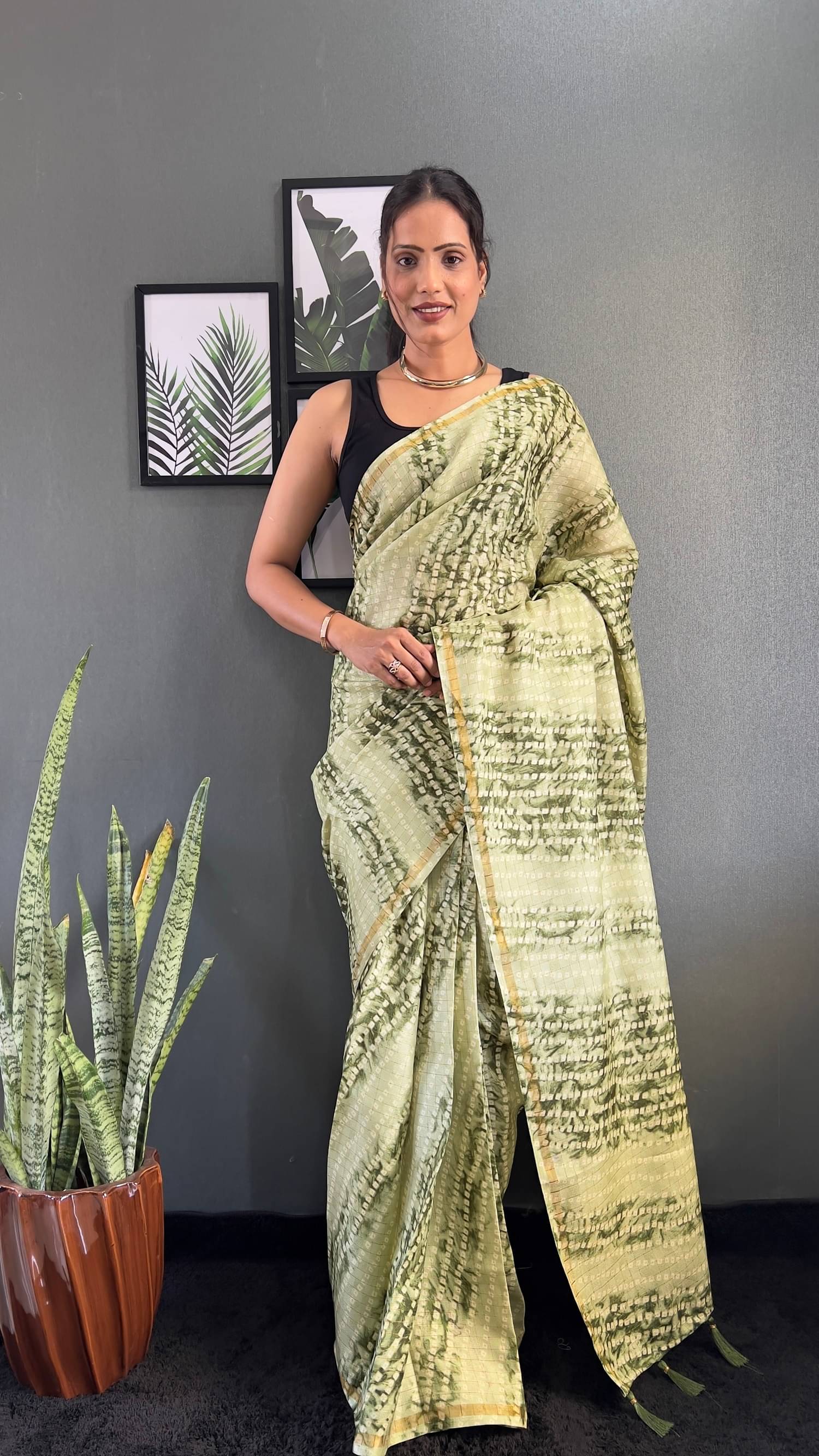 Lady Shopi Chiffon Woven Saree With Unstitched Blouse Piece ( Green ) Lady Shopi Chiffon Woven Saree With Unstitched Blouse Piece ( Green )