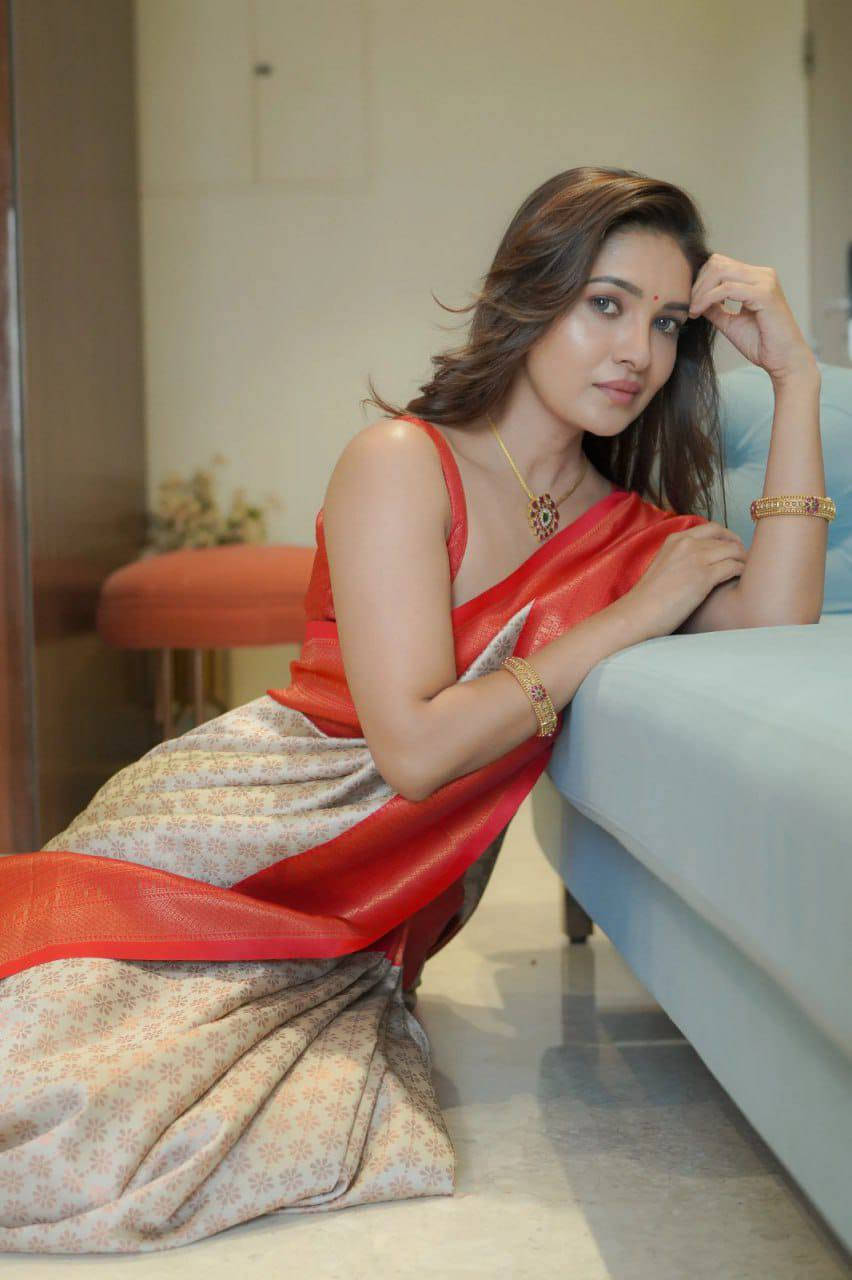     			Sanwariya Silks Silk Blend Embellished Saree With Unstitched Blouse Piece ( Cream )