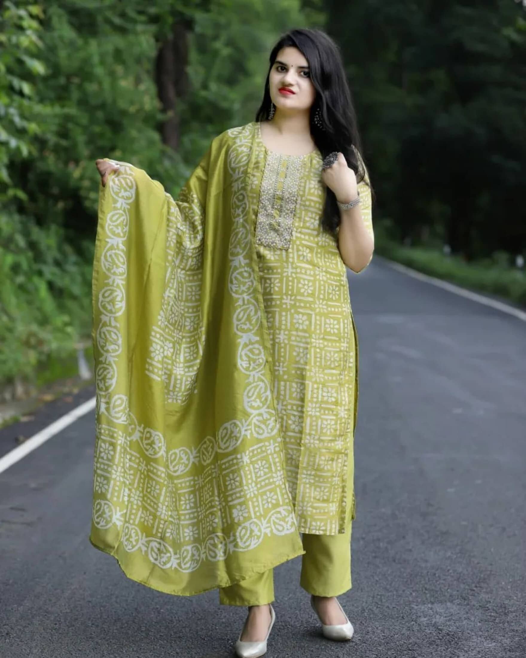 piludi Viscose Printed Kurti With Pants Women's Stitched Salwar Suit - Green ( Pack of 1 )