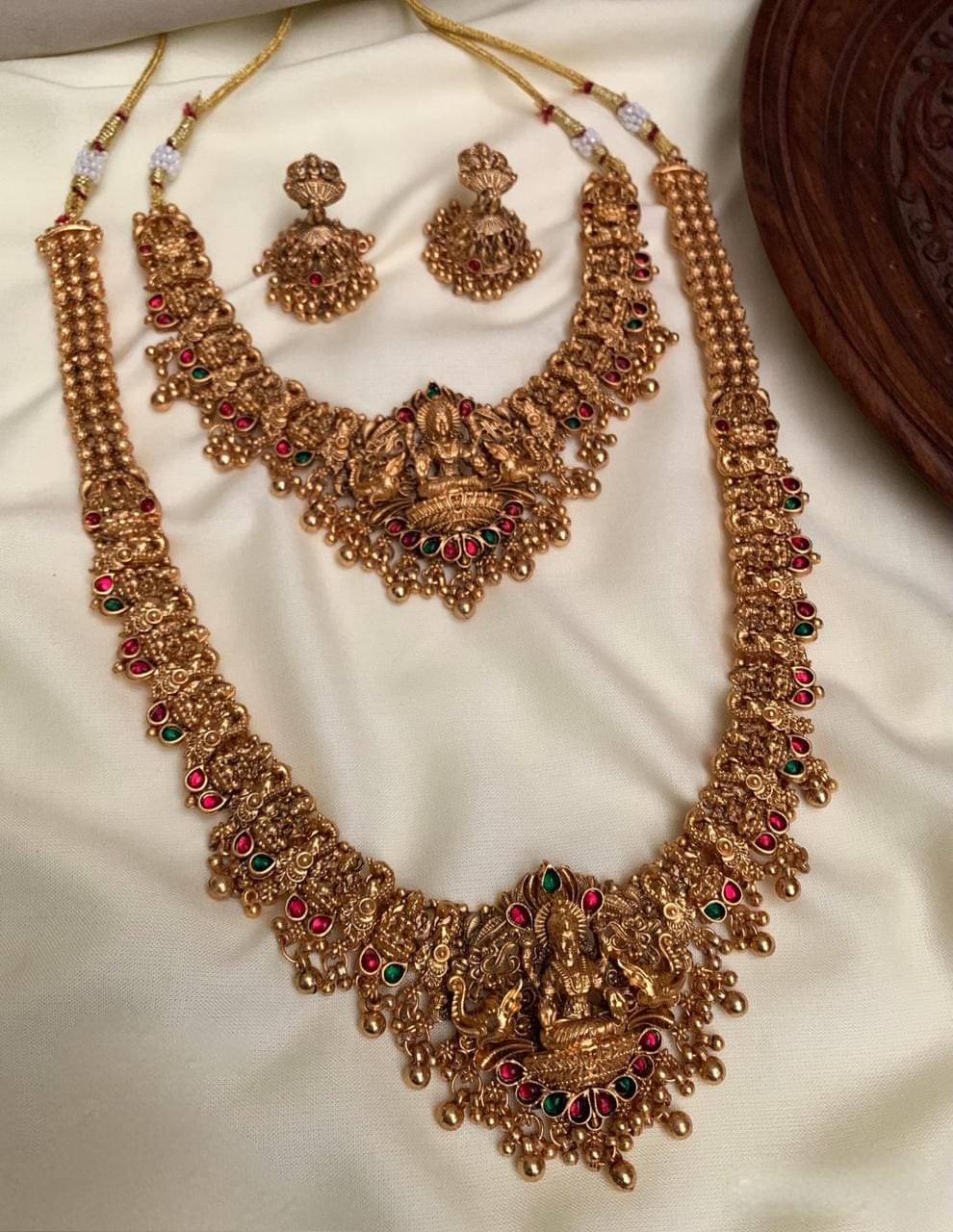     			KEYMAX Golden Alloy Necklace Set ( Pack of 1 )