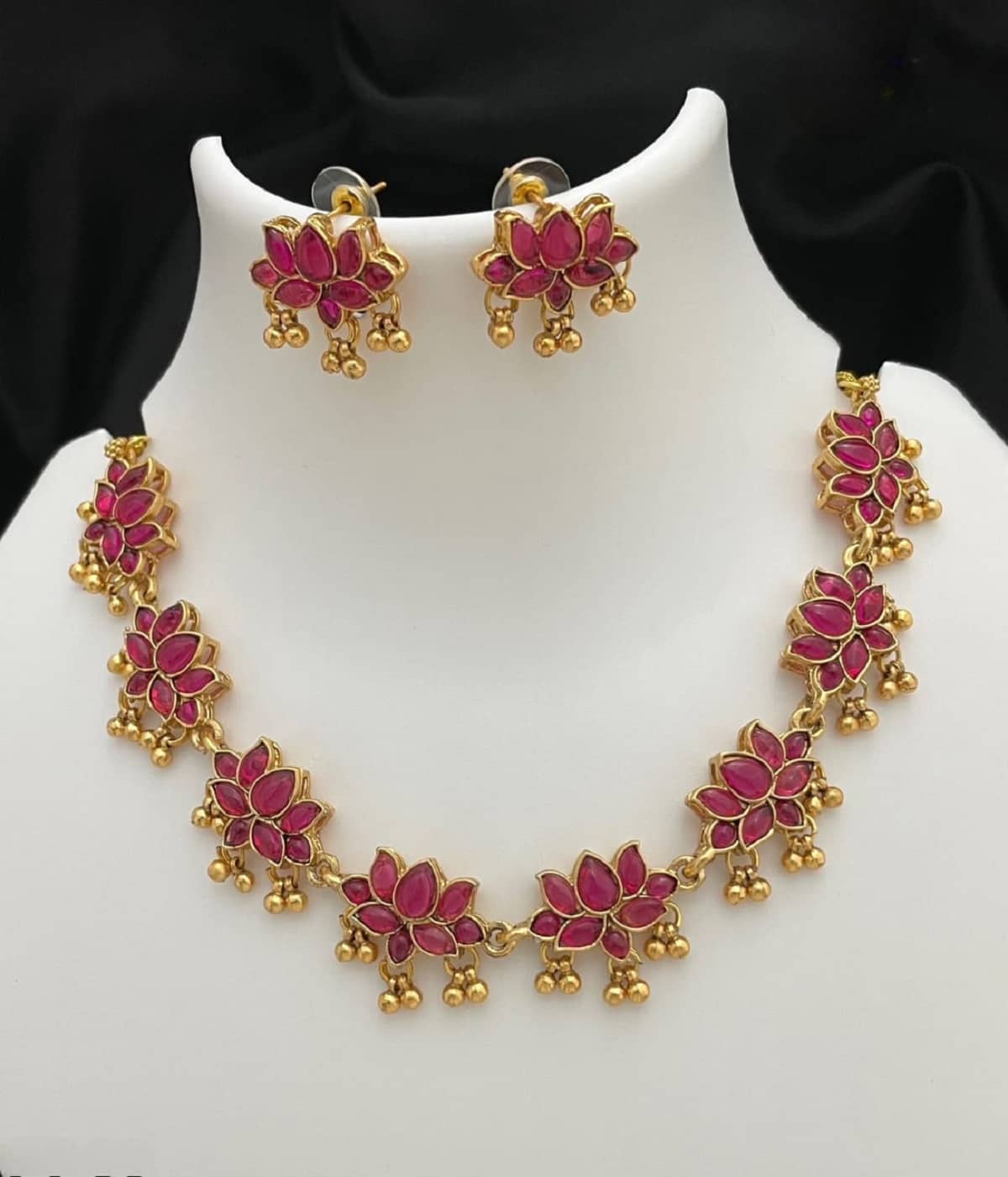KEYMAX Golden Alloy Necklace Set ( Pack of 1 )