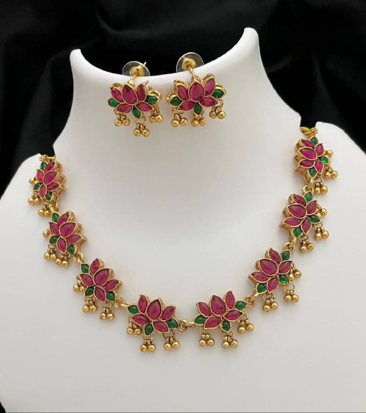KEYMAX Golden Alloy Necklace Set ( Pack of 1 )