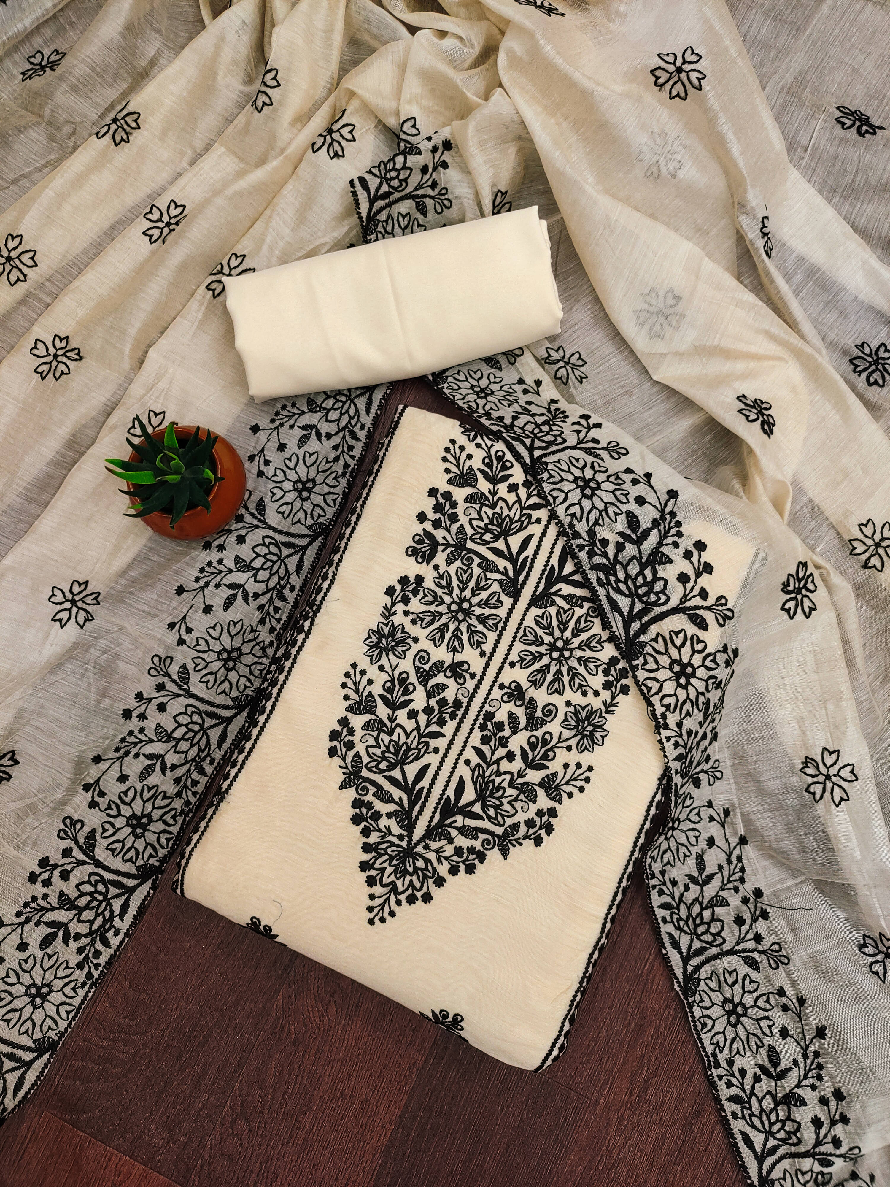     			Nayanthara Trends Unstitched Chanderi Embroidered Dress Material - White ( Pack of 1 )