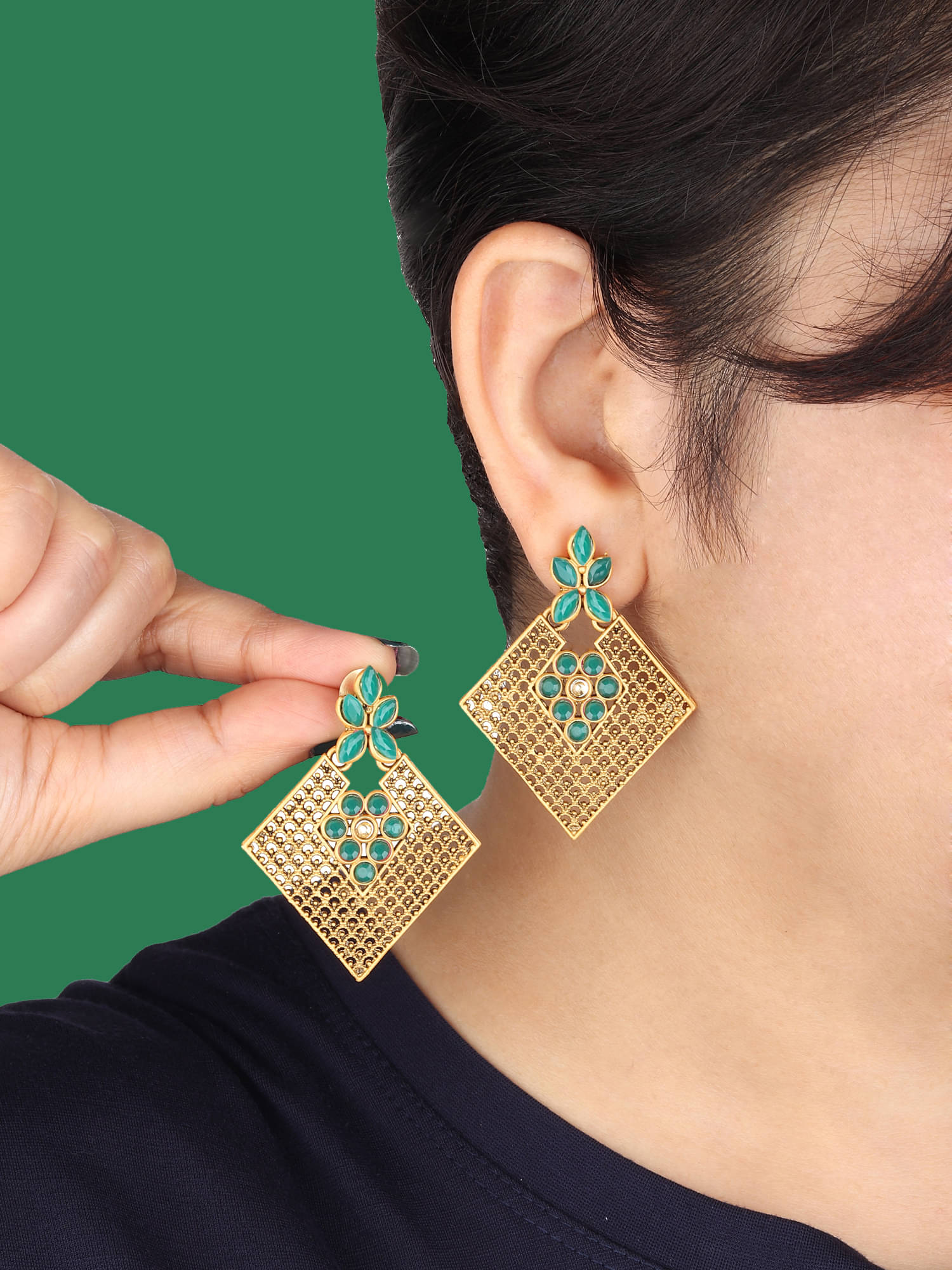     			Rhosyn Green Drop Earrings ( Pack of 1 )
