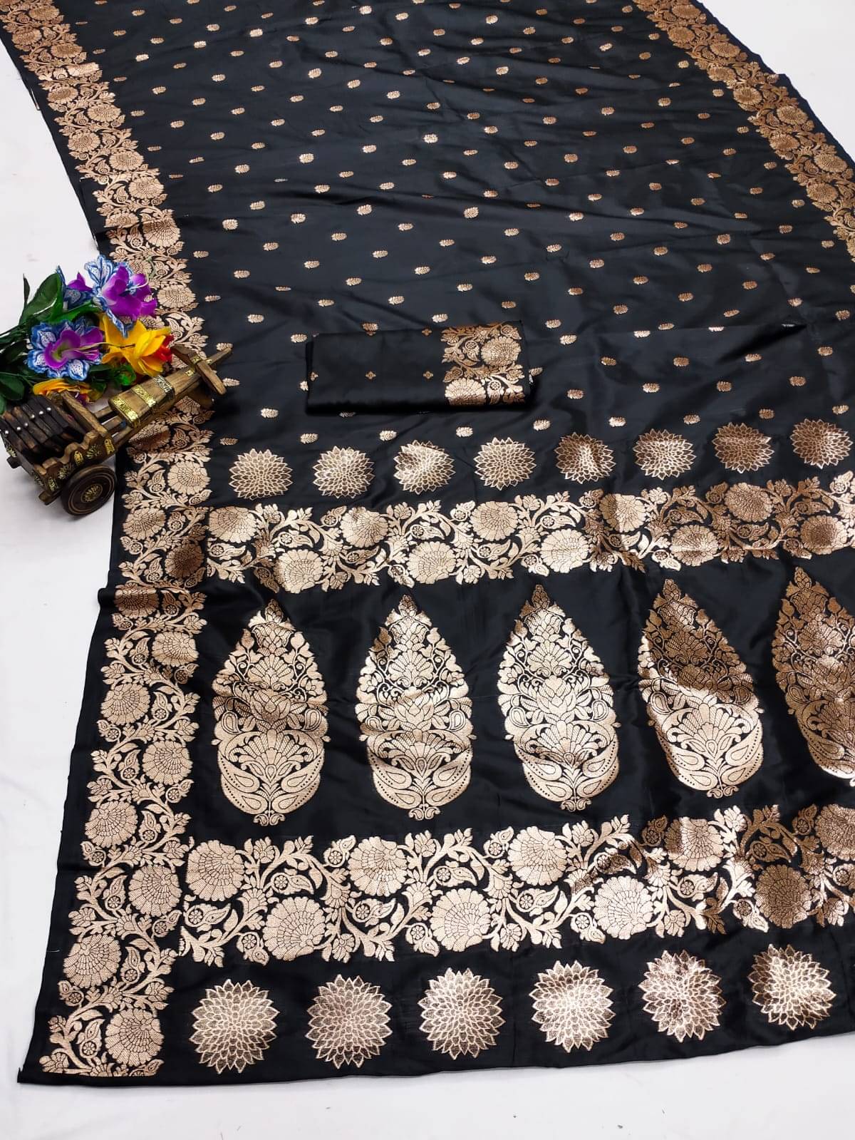 supalee Tex Kanjivaram Silk Woven Saree With Unstitched Blouse Piece ( Black ) supalee Tex Kanjivaram Silk Woven Saree With Unstitched Blouse Piece ( Black )