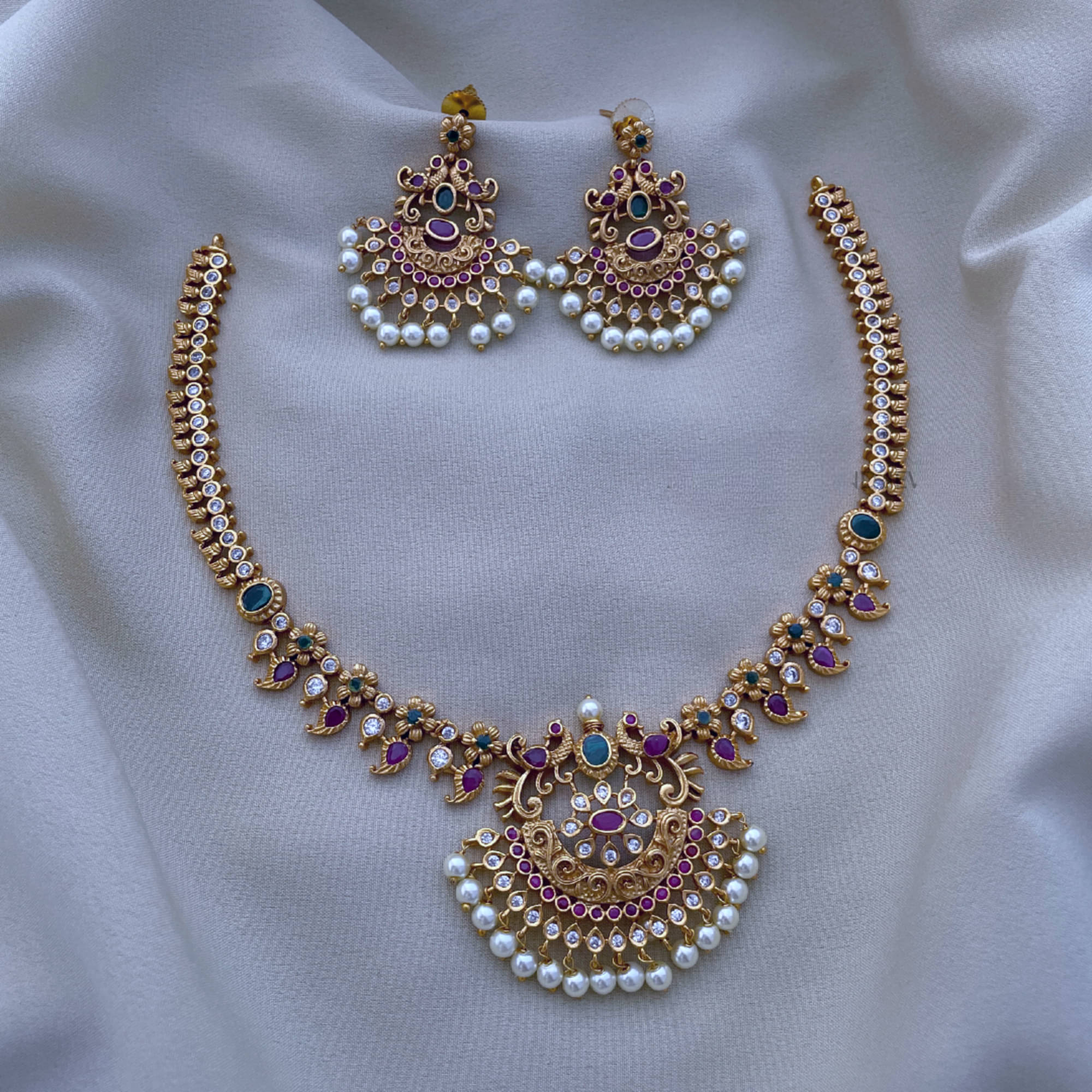     			ROFARWORD Gold Brass Necklace Set ( Pack of 1 )