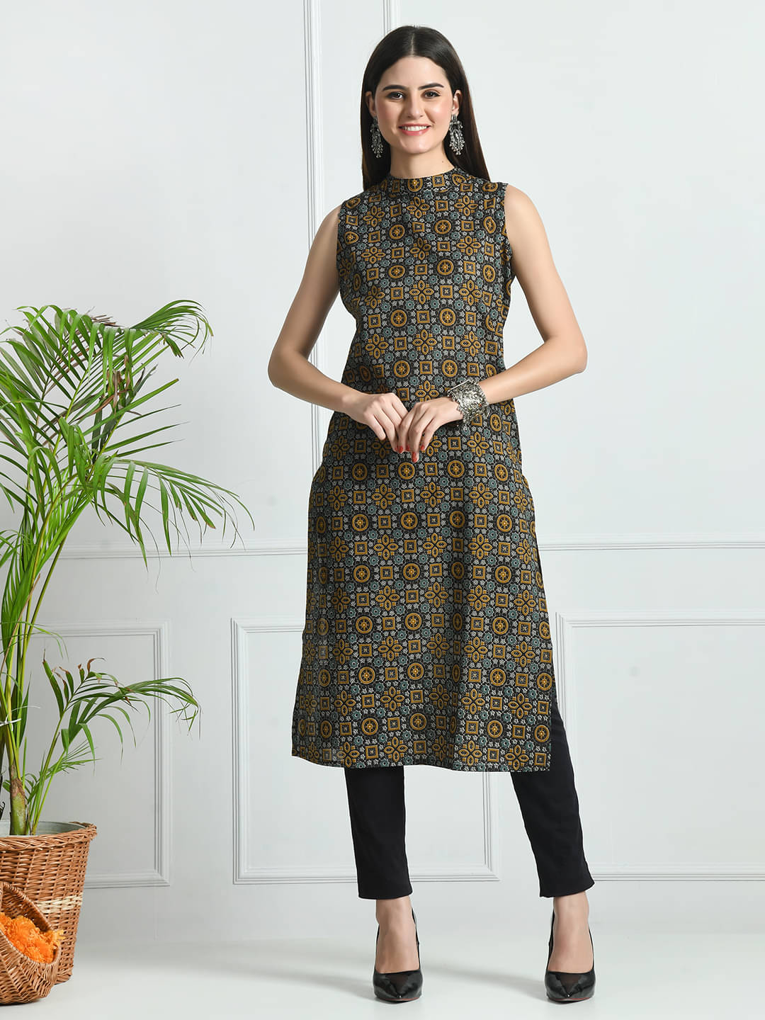 feranoid Pack of 1 Cotton Blend Printed Straight Women's Kurti - ( Black ) feranoid Pack of 1 Cotton Blend Printed Straight Women's Kurti - ( Black )