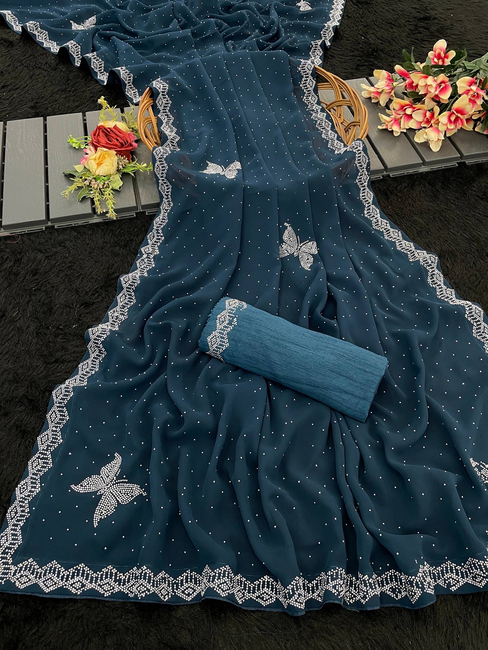     			VEERAIVA Chiffon Embellished Saree With Unstitched Blouse Piece ( Navy Blue )