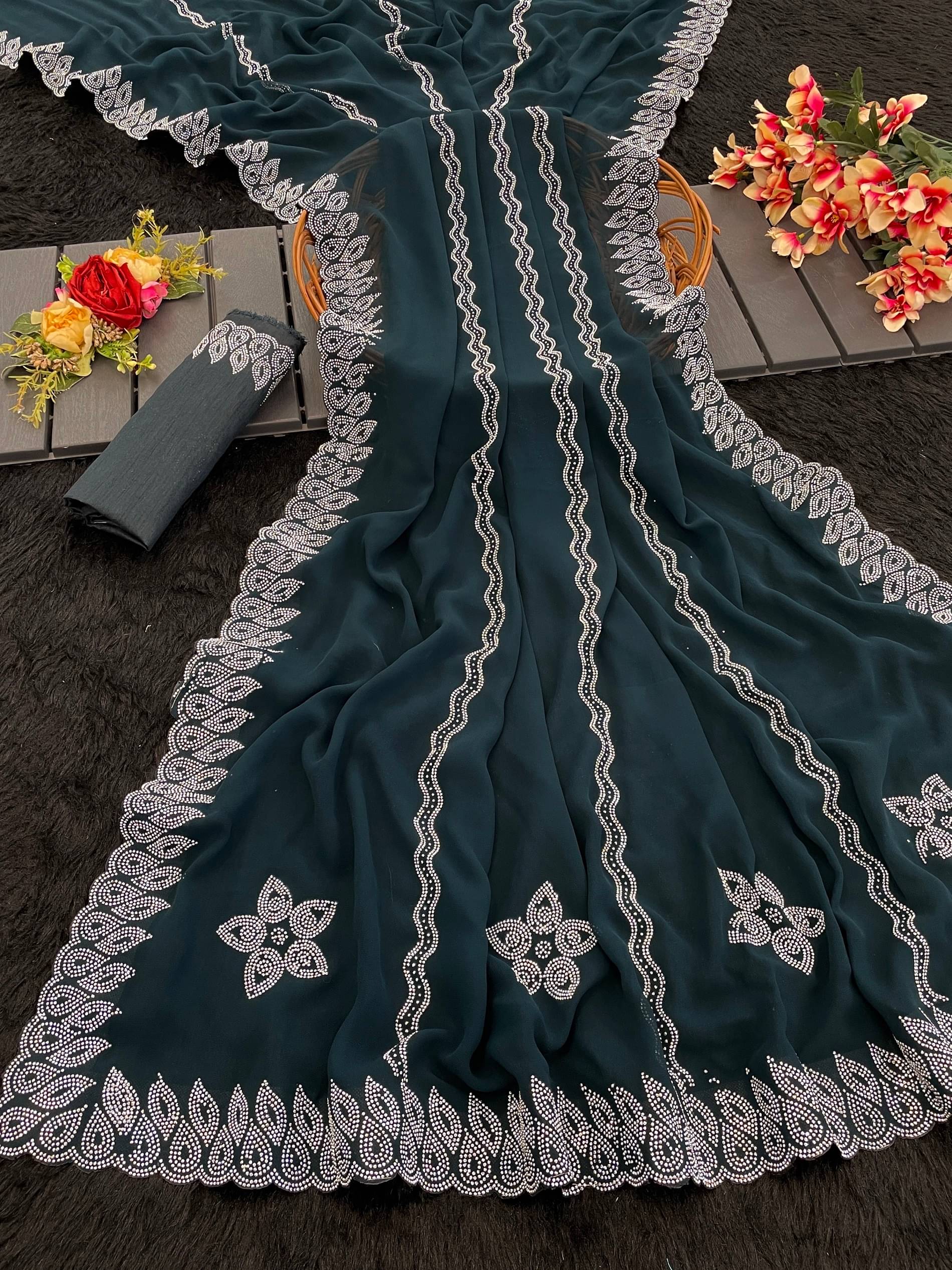     			VEERAIVA Georgette Dyed Saree With Unstitched Blouse Piece ( Navy Blue )