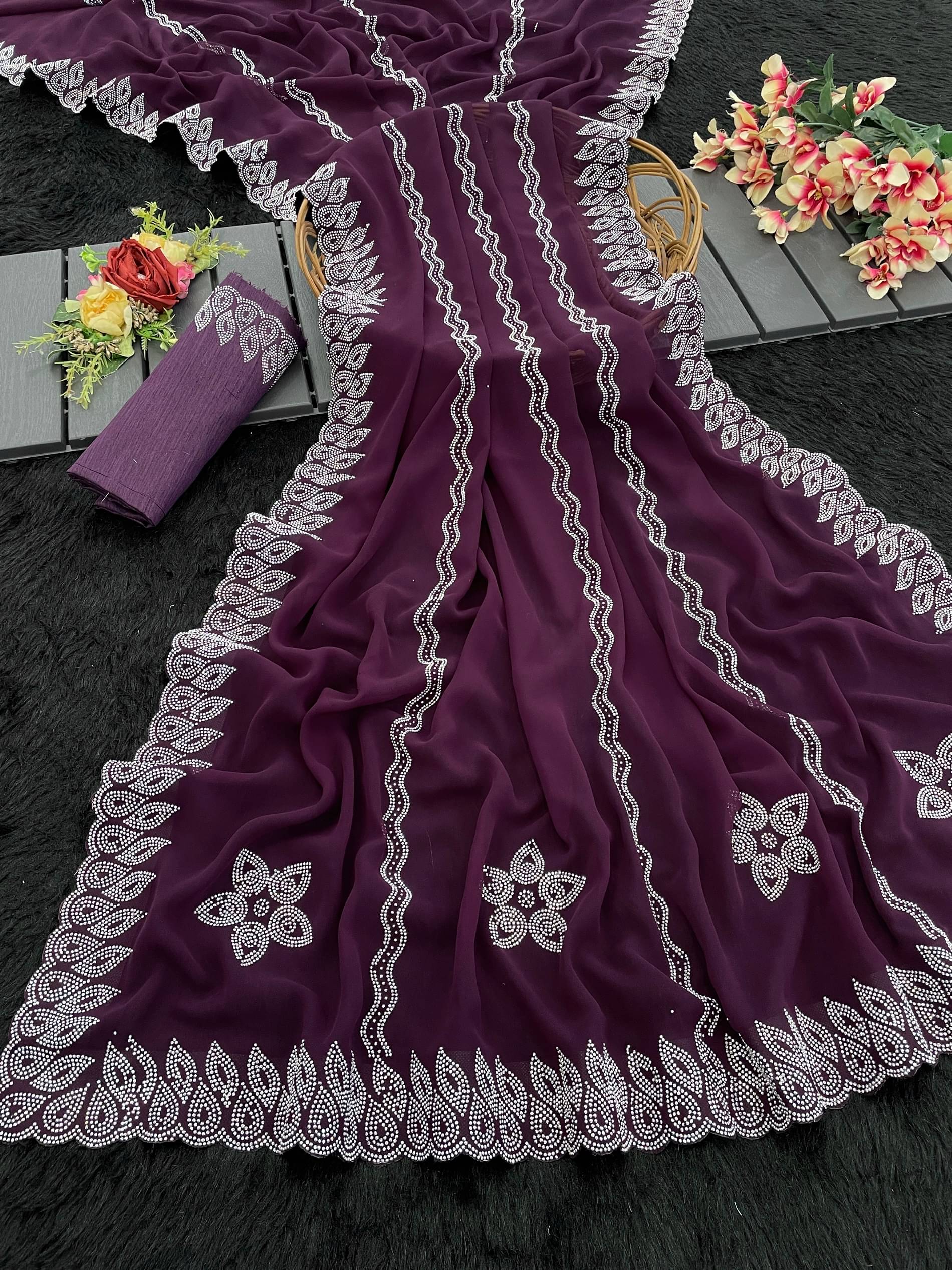     			VEERAIVA Georgette Dyed Saree With Unstitched Blouse Piece ( Magenta )