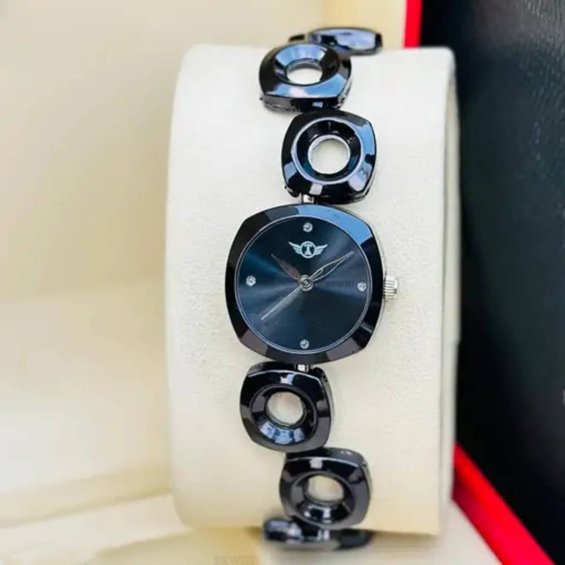     			EEWHI Black Metal Analog Womens Watch