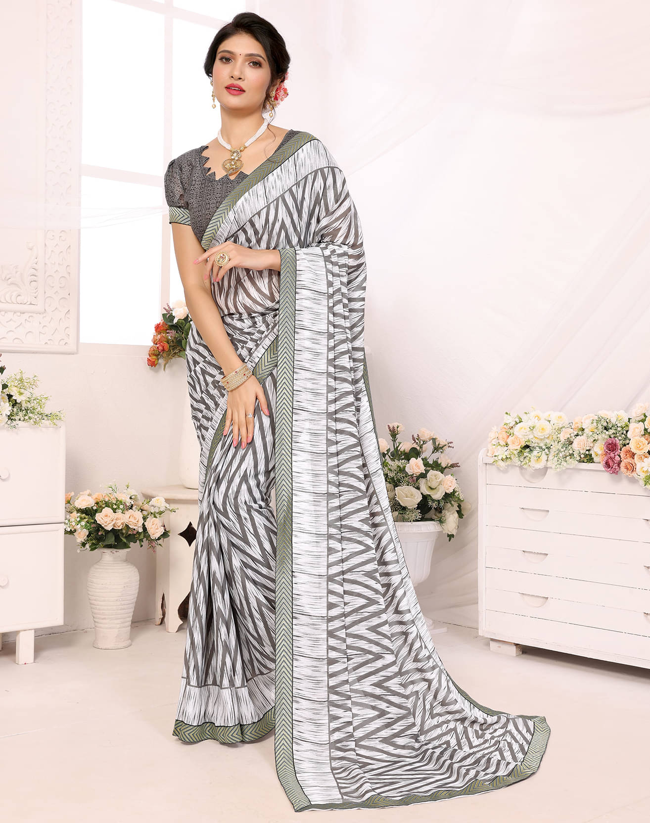     			Yashika Georgette Printed Saree With Unstitched Blouse Piece ( Grey )