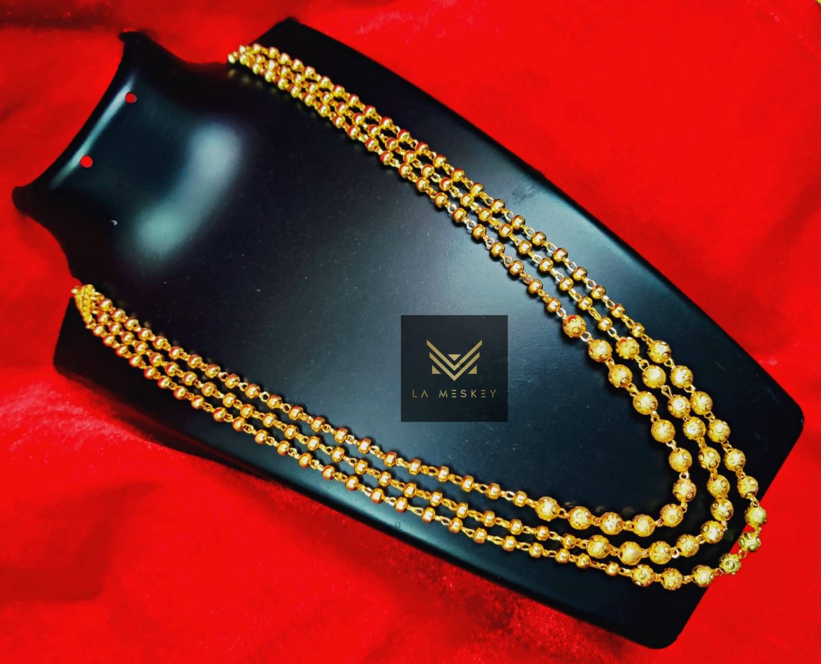     			LA MESKEY Golden Alloy Necklace ( Pack of 1 )