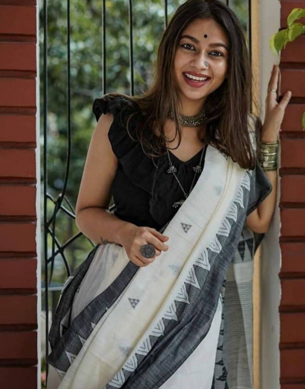 Pheasant Cotton Blend Woven Saree With Unstitched Blouse Piece ( White ) Pheasant Cotton Blend Woven Saree With Unstitched Blouse Piece ( White )