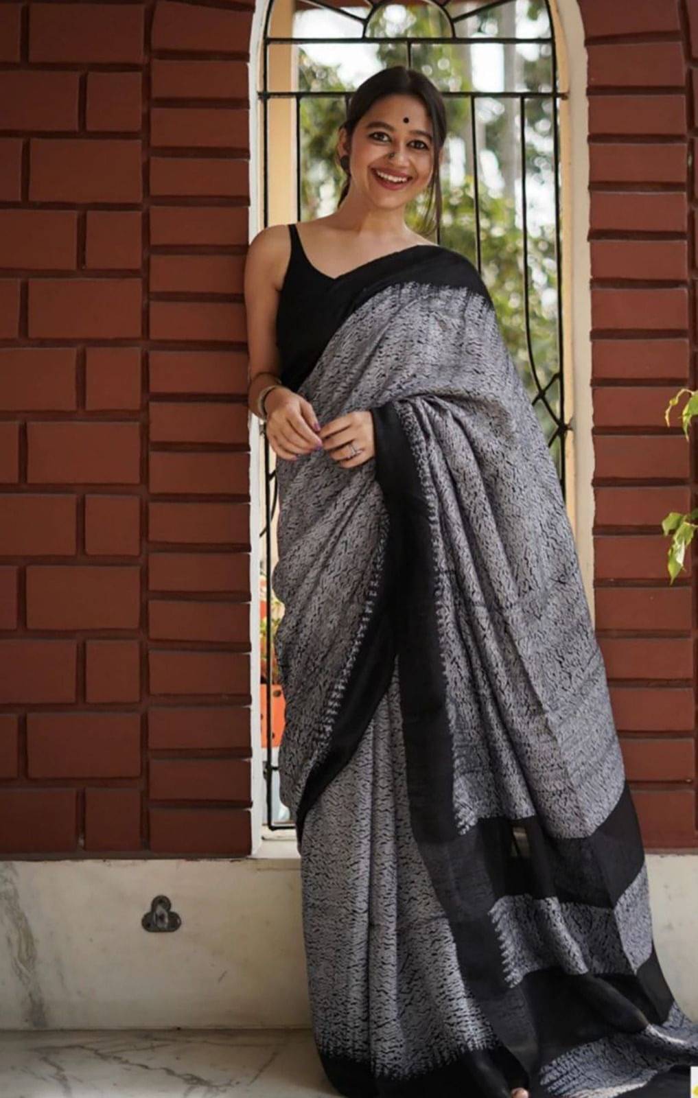     			Pheasant Cotton Blend Woven Saree With Unstitched Blouse Piece ( Black )