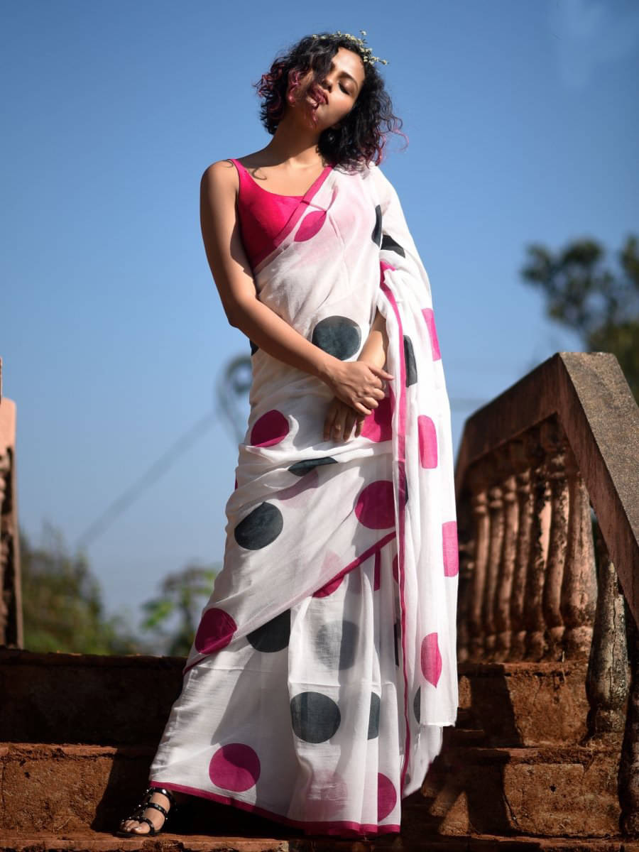 Pheasant Cotton Blend Printed Saree With Unstitched Blouse Piece ( White ) Pheasant Cotton Blend Printed Saree With Unstitched Blouse Piece ( White )