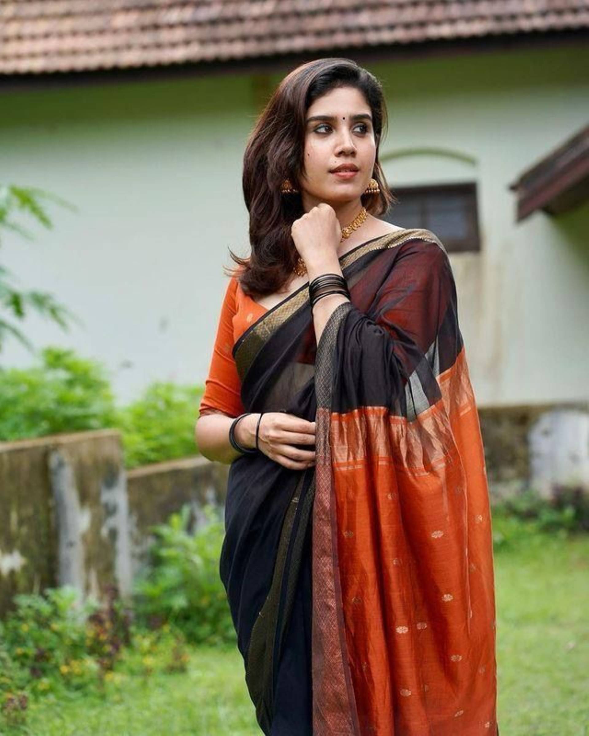 Pheasant Cotton Blend Woven Saree With Unstitched Blouse Piece ( Black ) Pheasant Cotton Blend Woven Saree With Unstitched Blouse Piece ( Black )
