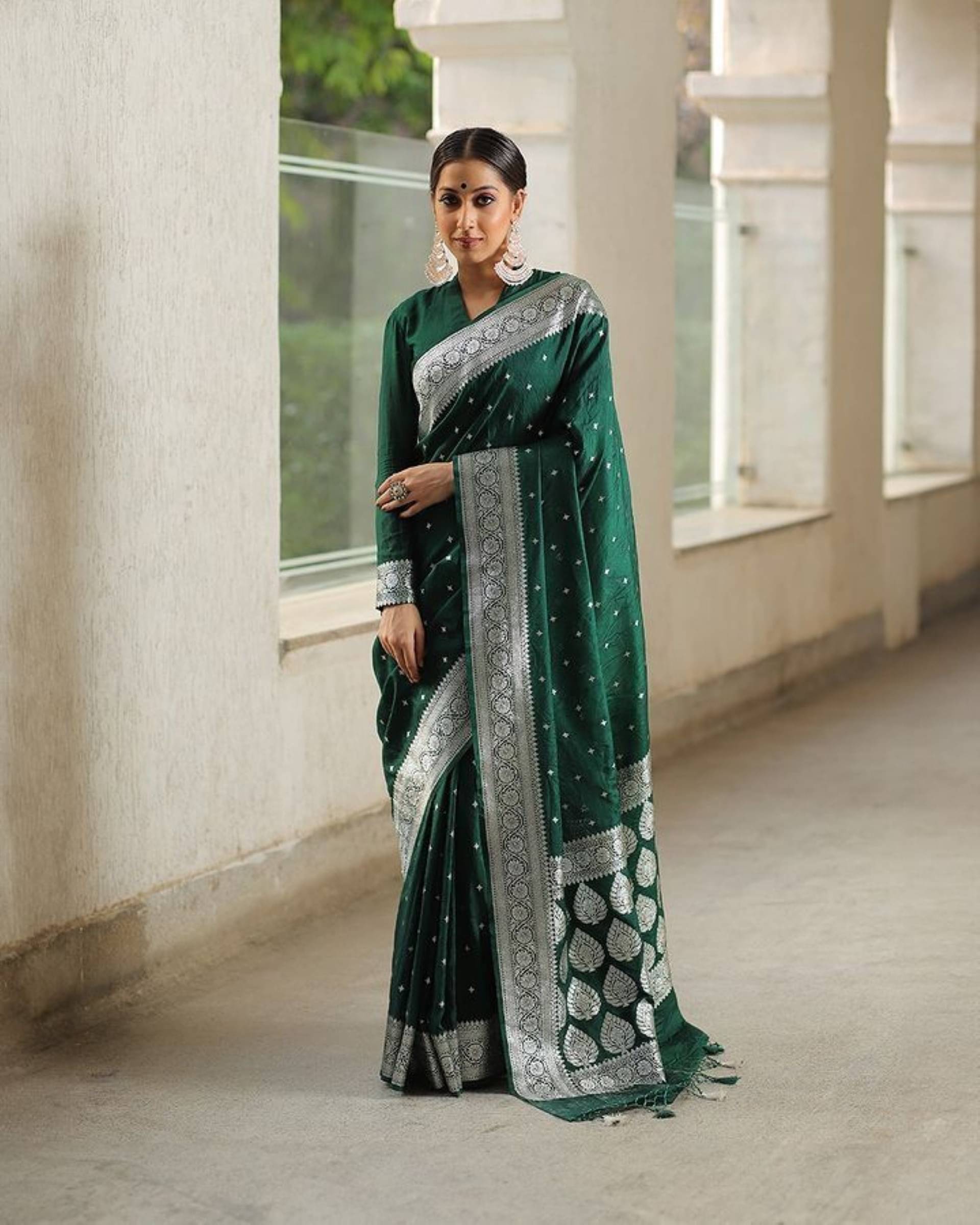 Pheasant Cotton Blend Woven Saree With Unstitched Blouse Piece ( Green ) Pheasant Cotton Blend Woven Saree With Unstitched Blouse Piece ( Green )
