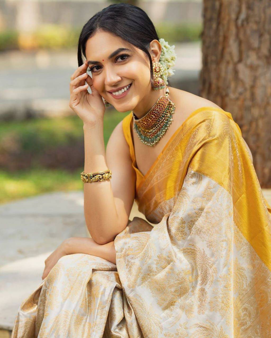     			Pheasant Jacquard Woven Saree With Unstitched Blouse Piece ( White )