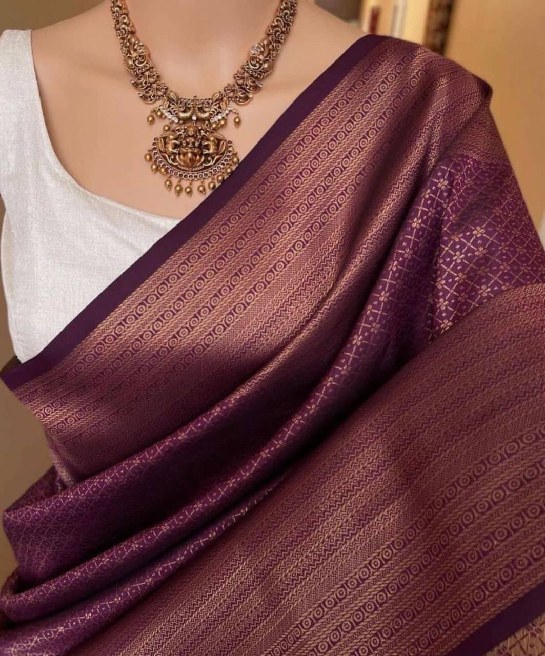     			Pheasant Jacquard Woven Saree With Unstitched Blouse Piece ( Purple )