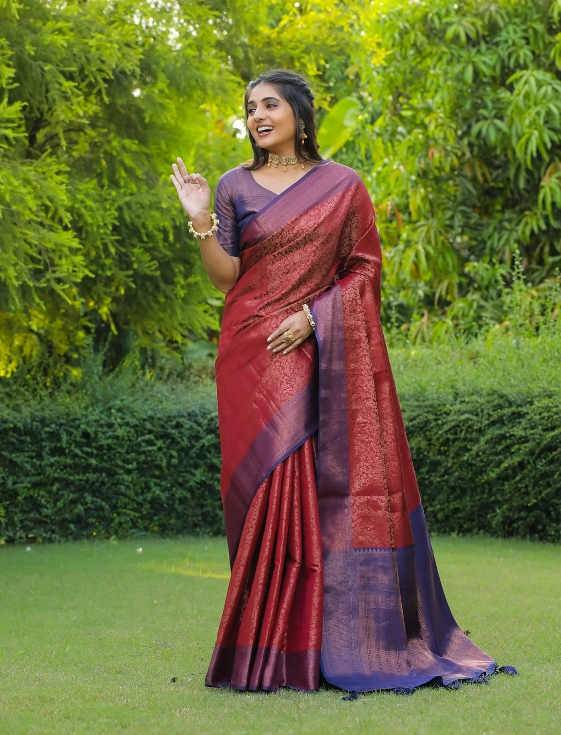Pheasant Jacquard Applique Saree With Unstitched Blouse Piece ( Maroon ) Pheasant Jacquard Applique Saree With Unstitched Blouse Piece ( Maroon )
