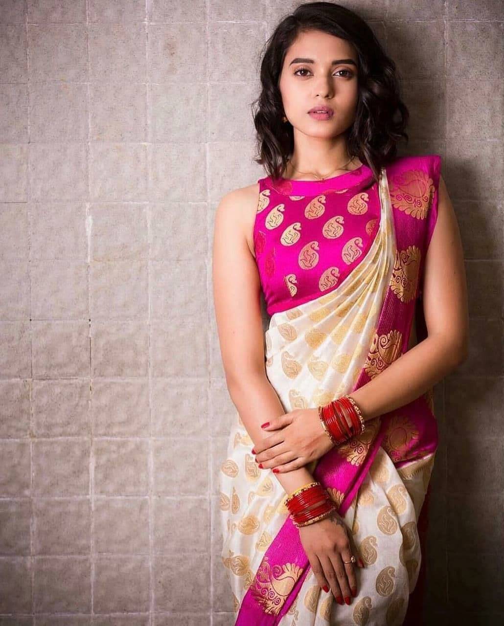 Pheasant Jacquard Applique Saree With Unstitched Blouse Piece ( White ) Pheasant Jacquard Applique Saree With Unstitched Blouse Piece ( White )