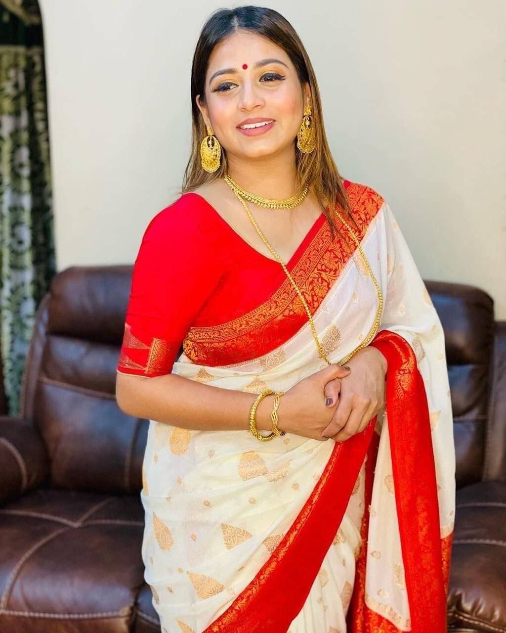 Pheasant Jacquard Woven Saree With Unstitched Blouse Piece ( White ) Pheasant Jacquard Woven Saree With Unstitched Blouse Piece ( White )