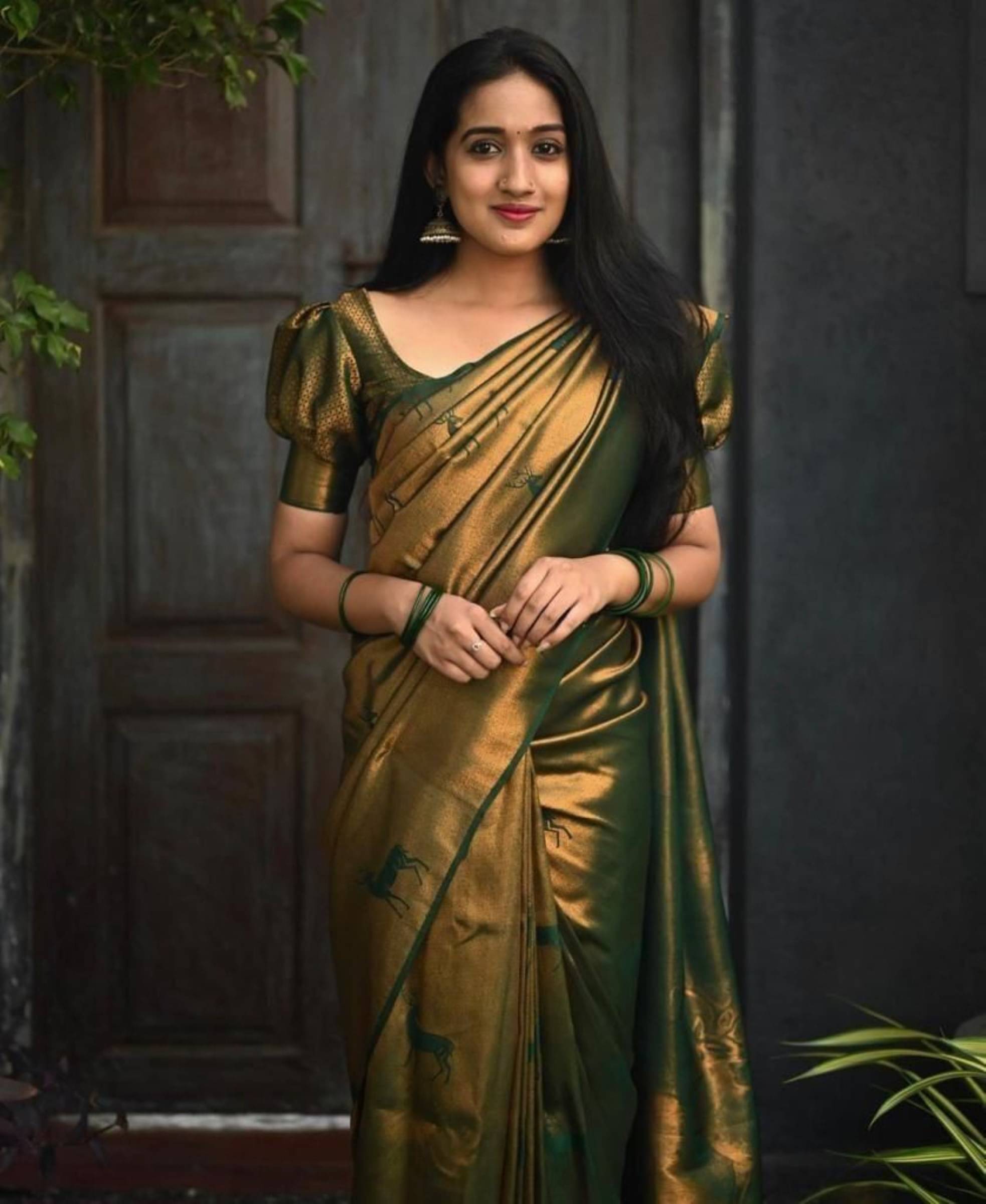 Pheasant Jacquard Applique Saree With Unstitched Blouse Piece ( Green ) Pheasant Jacquard Applique Saree With Unstitched Blouse Piece ( Green )