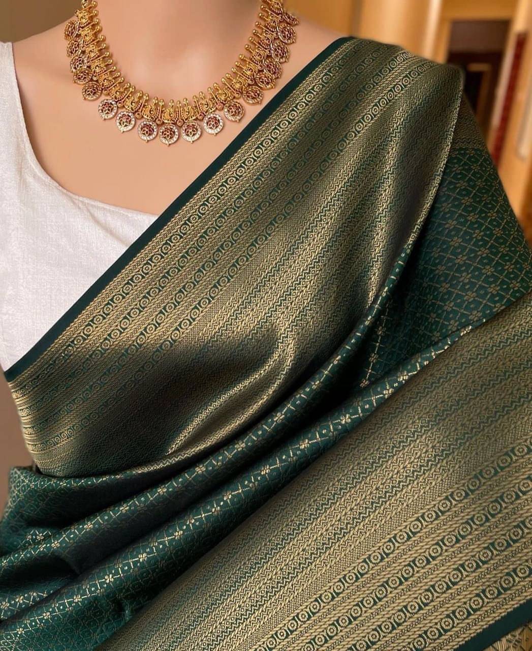    			Pheasant Jacquard Woven Saree With Unstitched Blouse Piece ( Green )