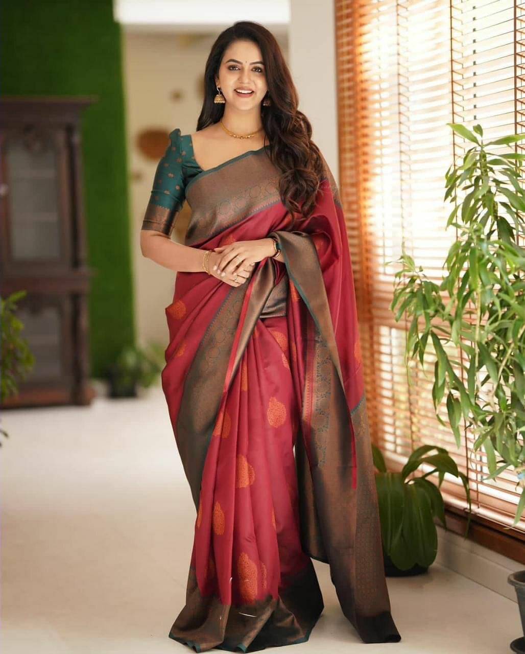 Pheasant Jacquard Applique Saree With Unstitched Blouse Piece ( Maroon ) Pheasant Jacquard Applique Saree With Unstitched Blouse Piece ( Maroon )