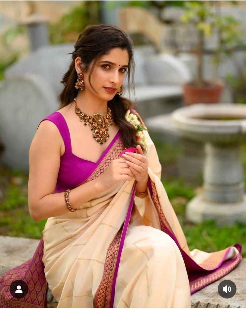 Pheasant Silk Blend Printed Saree With Unstitched Blouse Piece ( White ) Pheasant Silk Blend Printed Saree With Unstitched Blouse Piece ( White )