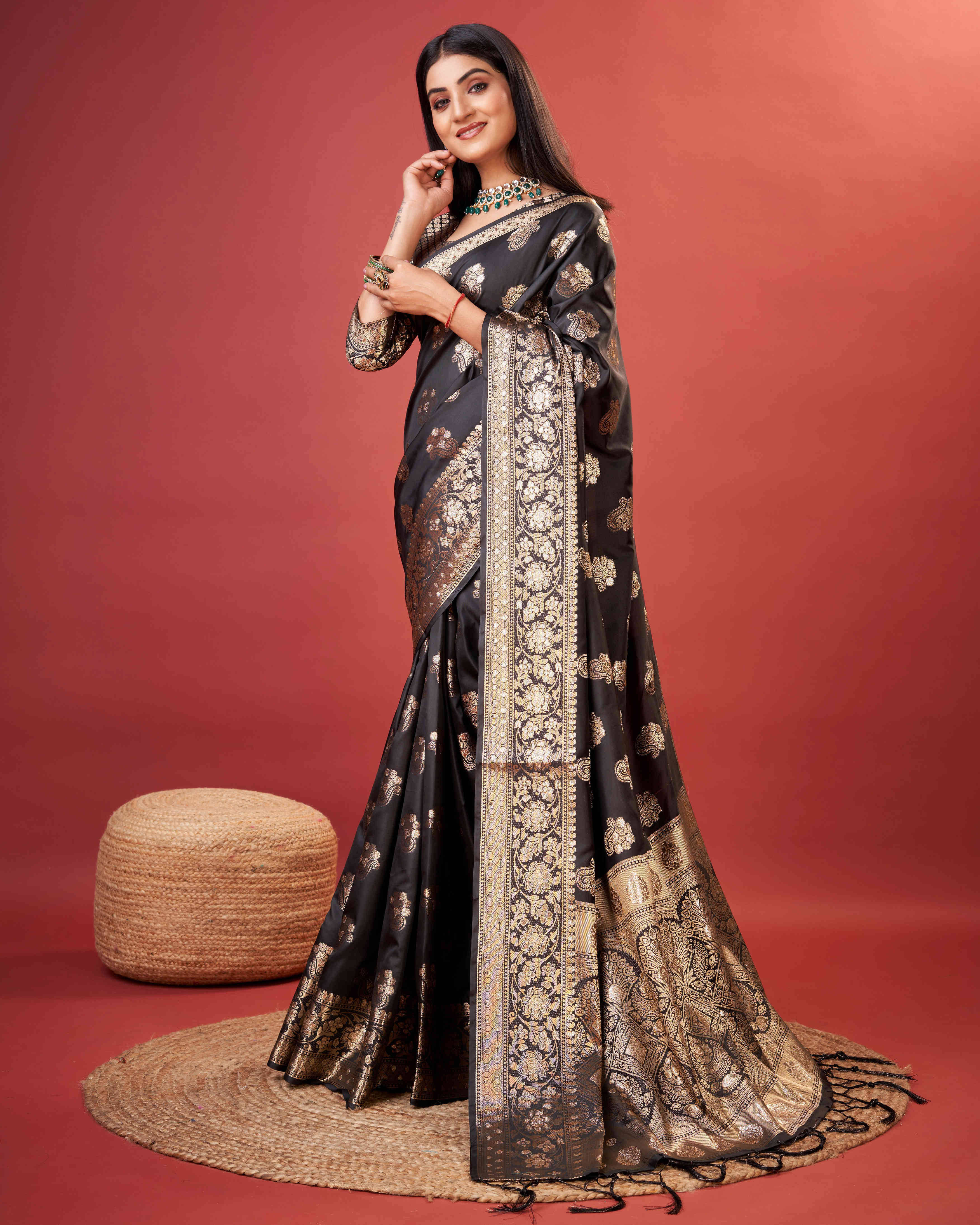     			Pheasant Silk Woven Saree With Unstitched Blouse Piece ( Black )