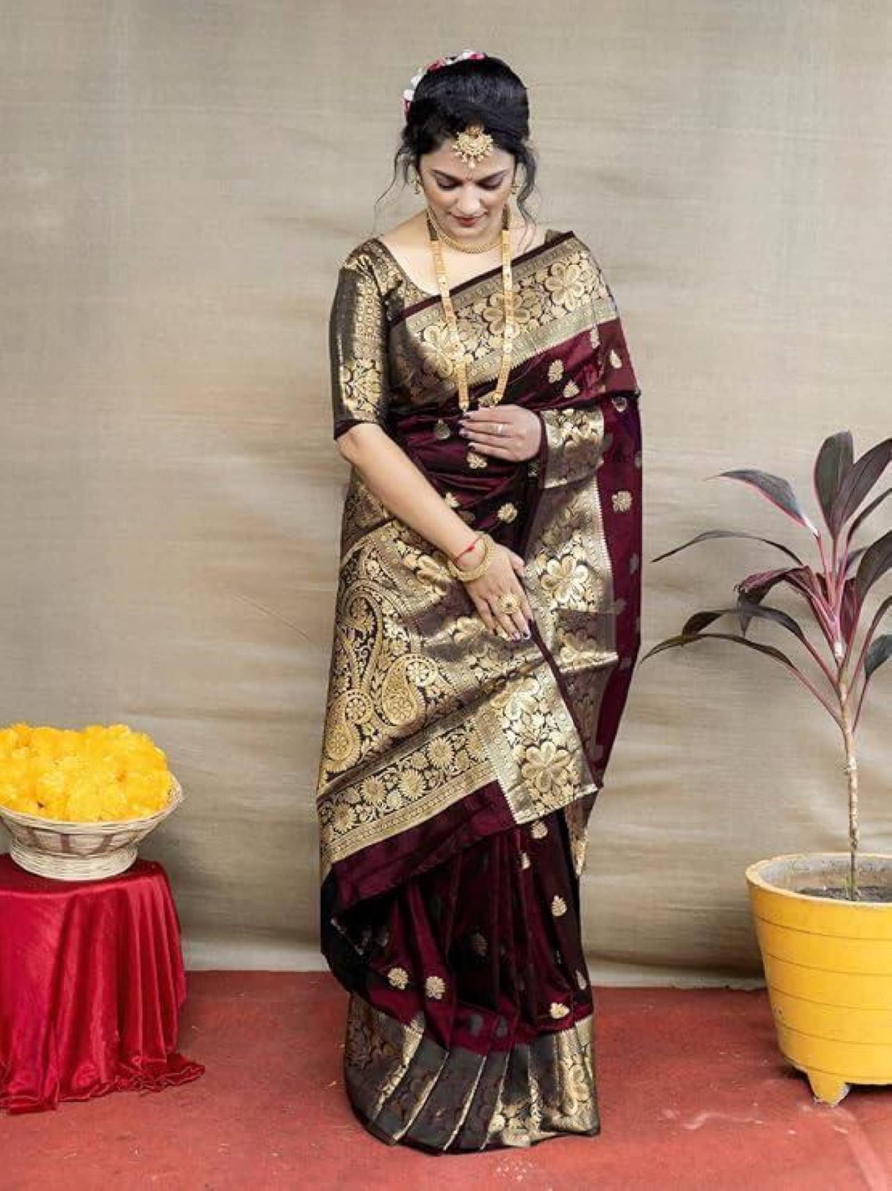     			Pheasant Silk Blend Woven Saree With Unstitched Blouse Piece ( Maroon )