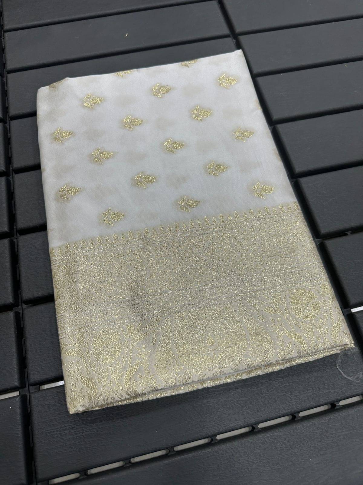 A TO Z CART Banarasi Silk Woven Saree With Unstitched Blouse Piece ( White ) A TO Z CART Banarasi Silk Woven Saree With Unstitched Blouse Piece ( White )